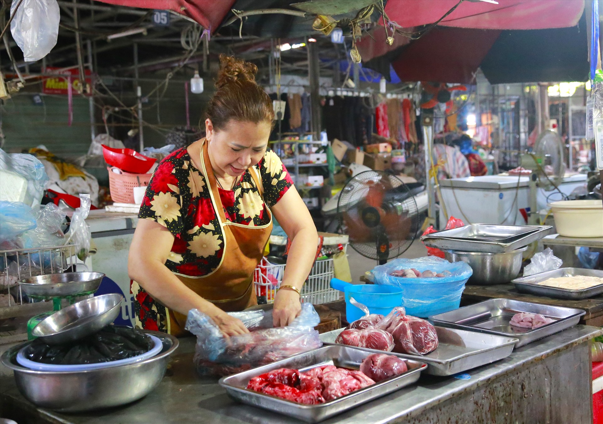 án hàng thịt từ năm 1994, bà Nguyễn Thị Loan - tiểu thương chợ tạm Phú Đô bất lực nói: “Chợ này chỉ toàn người bán, không có người mua. Ngồi ở đây cảm như giữ chỗ. Ruộng không có, công việc cũng khó kiếm, nên cứ ngồi ở đây ngày này qua ngày khác, mòn mỏi cũng đã gần 7 năm“.