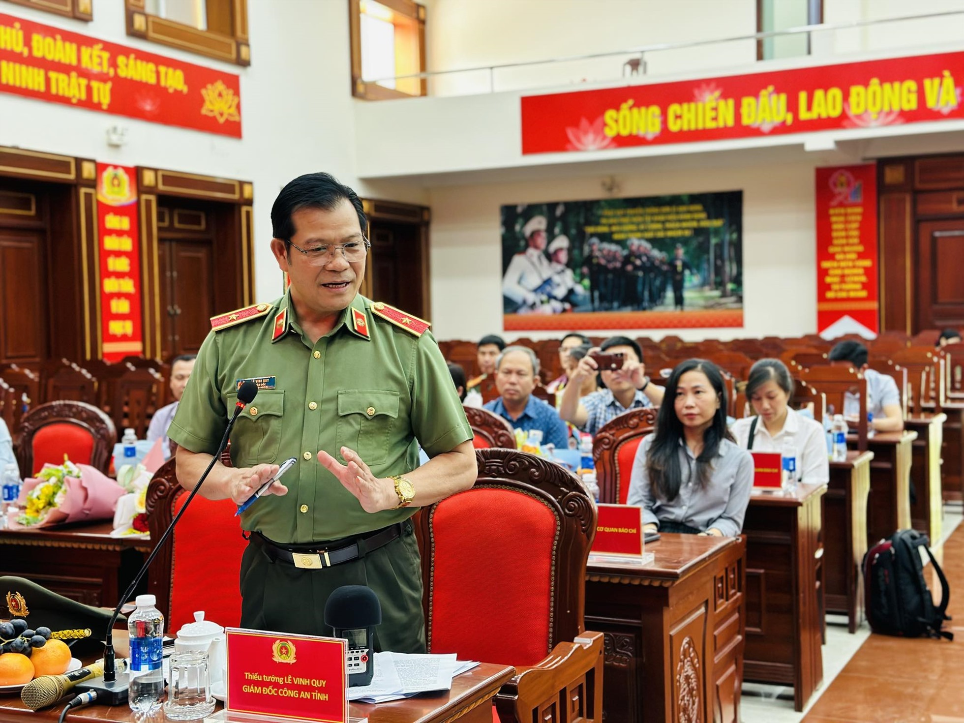 Thiếu tướng Lê Vinh Quy - Giám đốc Công an tỉnh Đắk Lắk phát biểu trong buổi gặp mặt các cơ quan báo chí nhân dịp kỷ niệm 98 năm ngày Báo chí Cách mạng Việt Nam. Ảnh: Bảo Trung