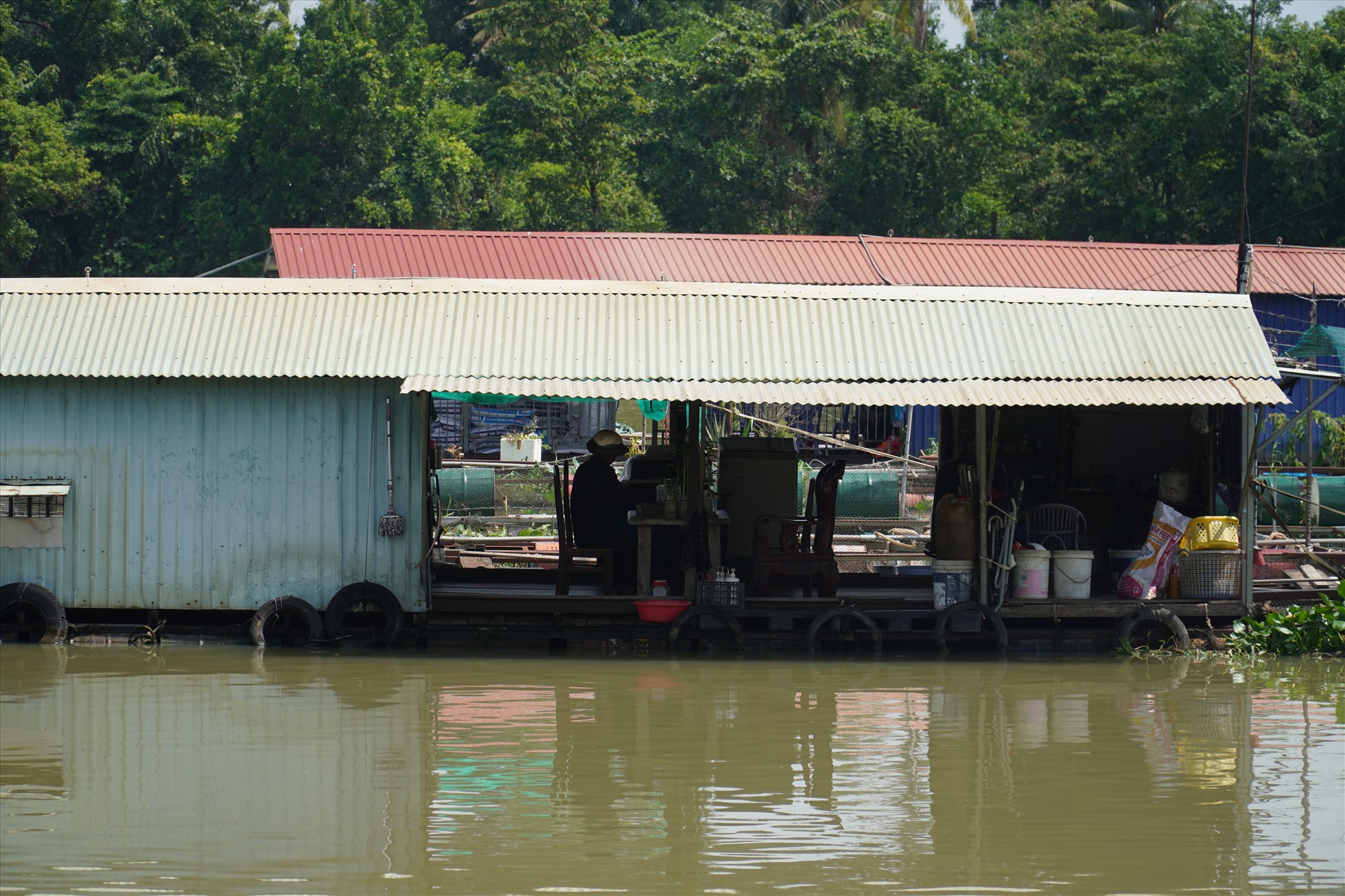 Một hộ dân sinh sống nuôi cá lồng bè trên sông Cái thuộc khu vực thi công dự án cầu Thống Nhất. Ảnh: Hà Anh Chiến