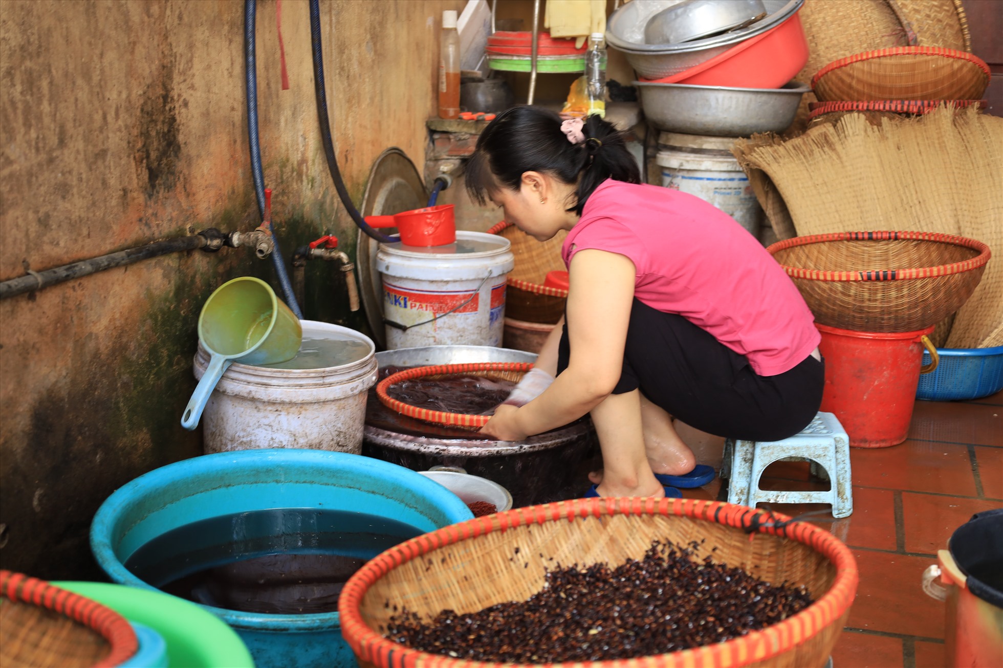 Công đoạn vo gạo được làm tỉ mỉ. Ảnh: Nguyễn Thúy