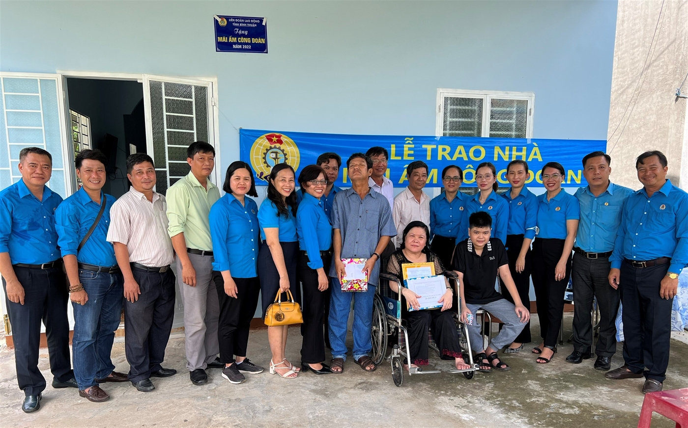 CĐVC tỉnh Bình Thuận trao hỗ trợ “mái ấm công đoàn” cho đoàn viên khó khăn năm 2022. Ảnh: Duy Tuấn
