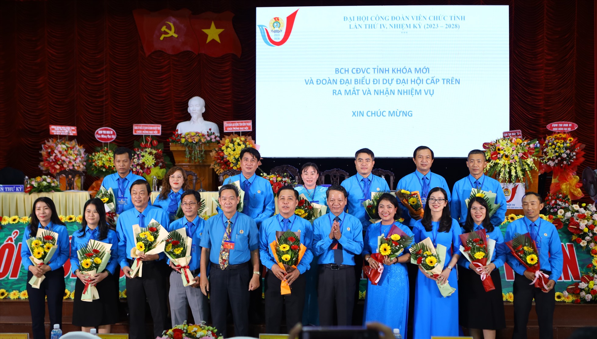 Ban thường vụ LĐLĐ tỉnh Bình Thuận trao hoa chúc mừng Ban chấp hành CĐVC tỉnh Bình Thuận nhiệm kì 2023 - 2028 ra mắt Đại hội. Ảnh: Duy Tuấn