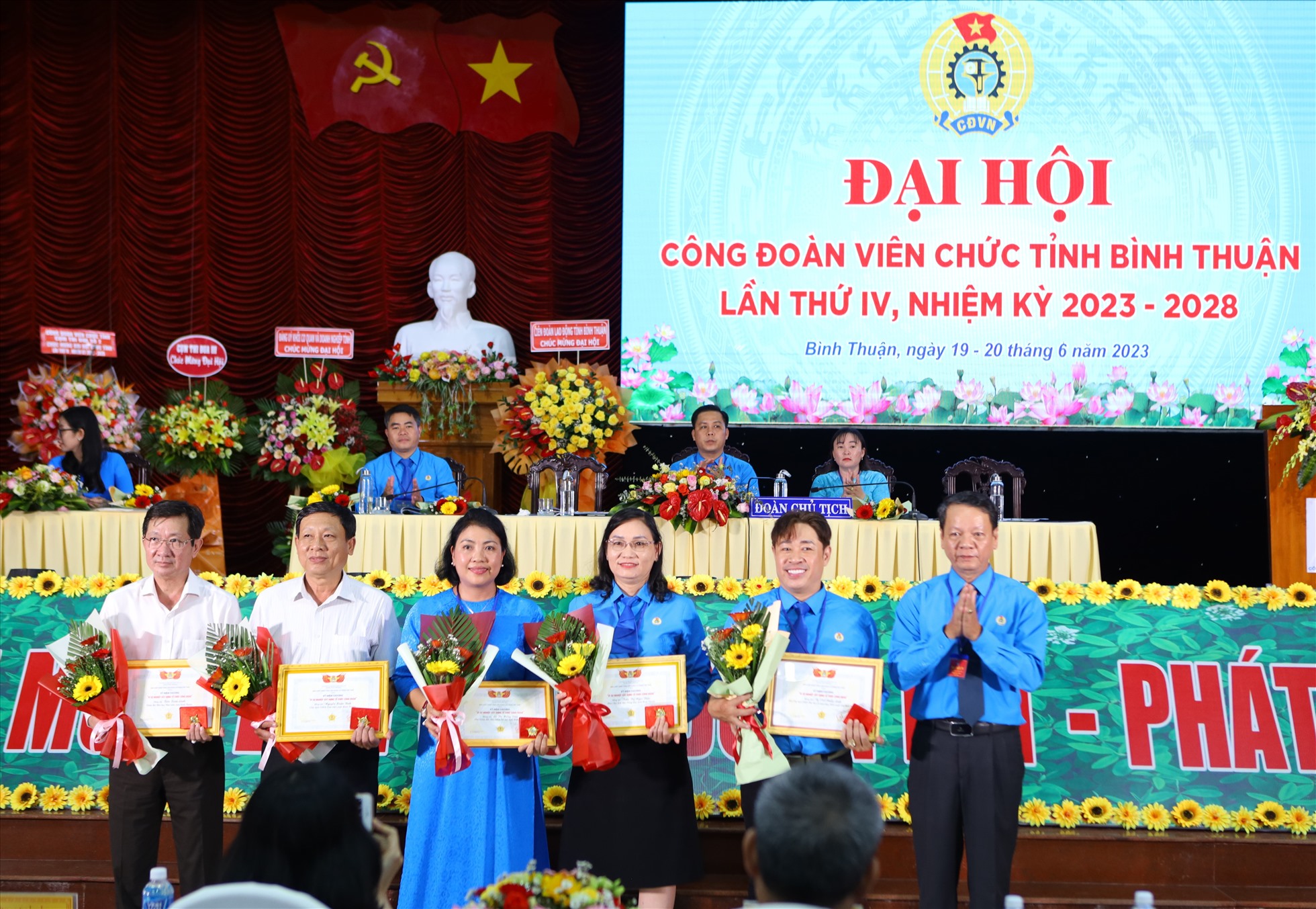 Trao tặng kỉ niệm chương “Vì sự nghiệp xây dựng tổ chức công đoàn” của Tổng Liên đoàn Lao động Việt Nam cho 6 cá nhân. Ảnh: Duy Tuấn