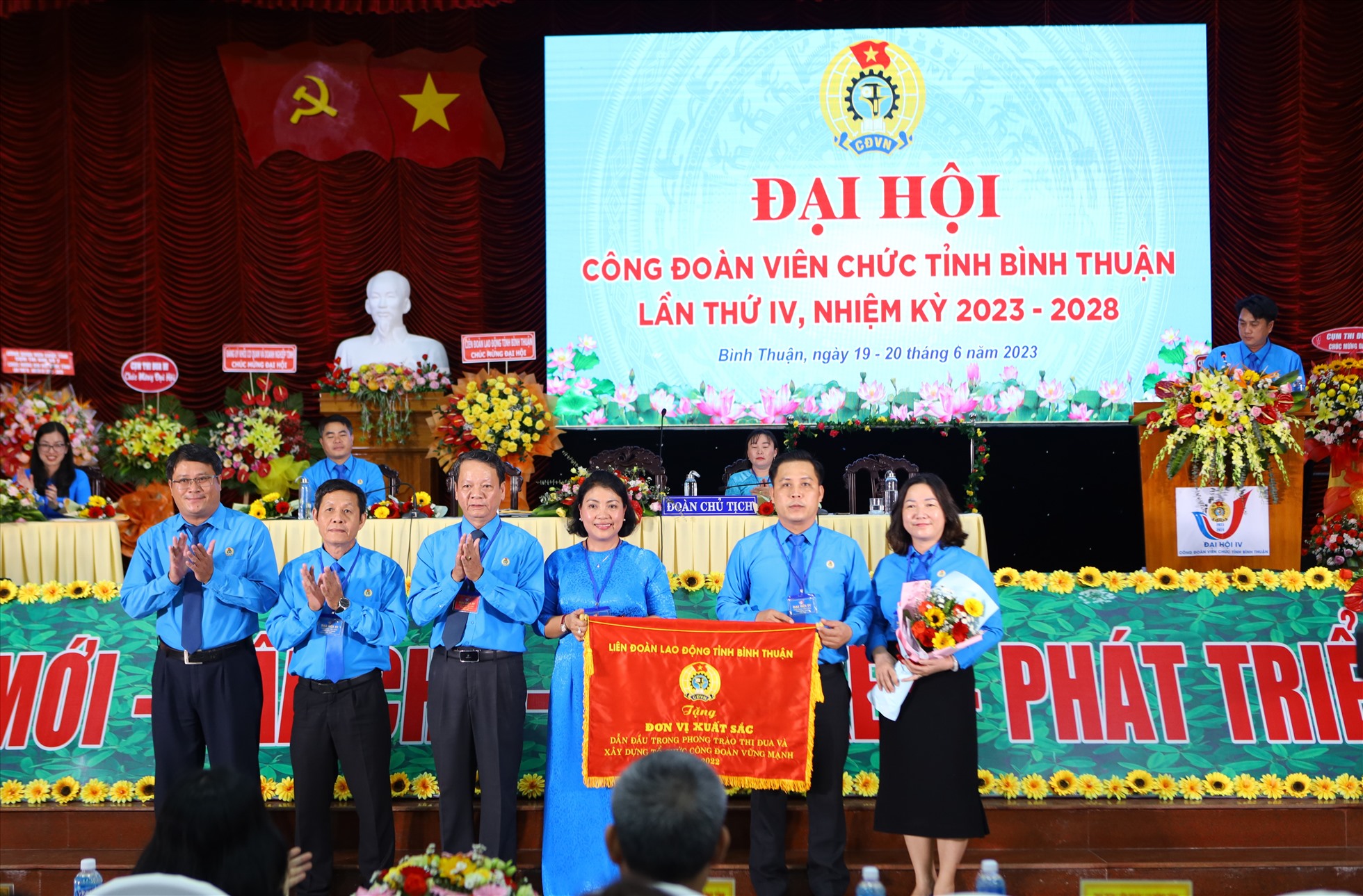 Tặng cờ thi đua toàn diện cho CĐVC tỉnh Bình Thuận. Ảnh: Duy Tuấn
