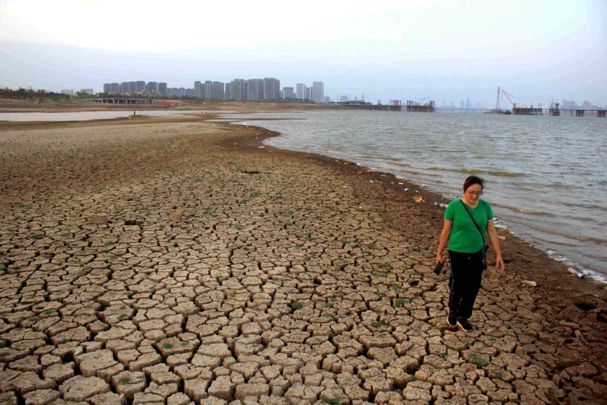 Hồ Bà Dương cạn kiệt nước, tháng 9.2022. Ảnh: Xinhua