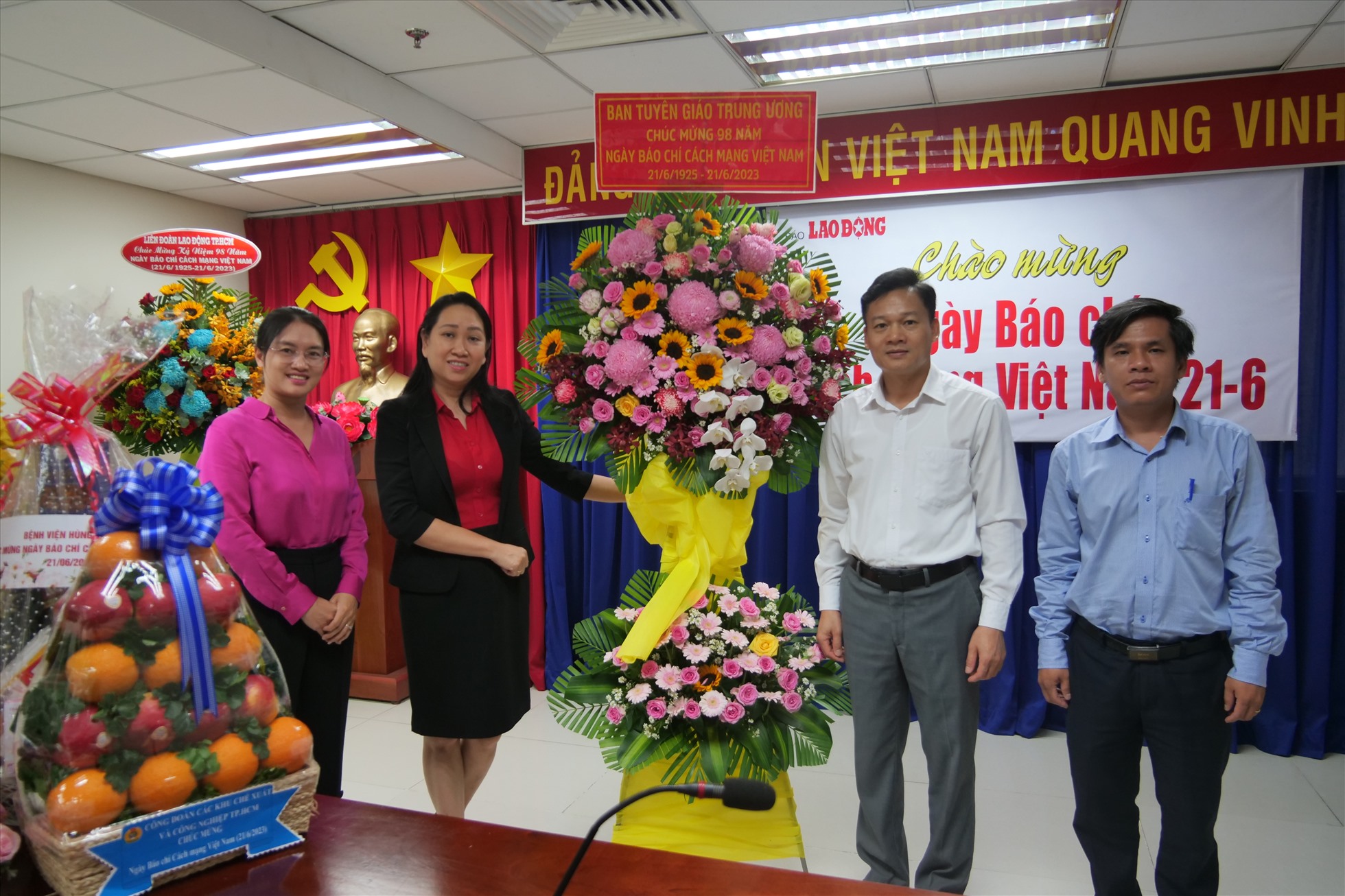 Ban Tuyên giáo Trung ương - chúc mừng tập thể cán bộ, phóng viên, nhân viên Báo Lao Động.