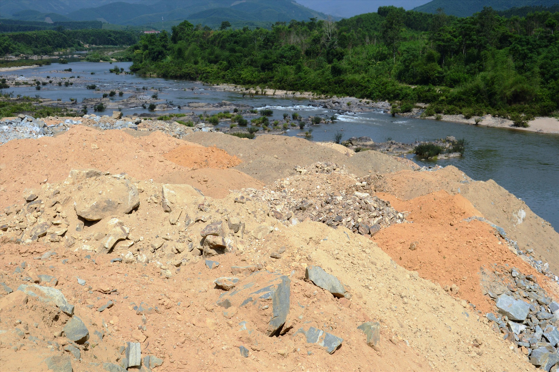 Trong quá trình thi công, Công ty TNHH Thuỷ điện Sông Liên ở Quảng Ngãi đã đổ trái phép hàng chục m3 đất đá ra sông. Ảnh: Ngọc Viên