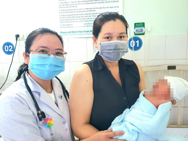 Em bé của sản phụ V.T.D.P. (29 tuổi, huyện Giồng Trôm, tỉnh Bến Tre) được xuất viện và theo dõi tái khám ngoại trú. Ảnh: Bệnh viện cung cấp.