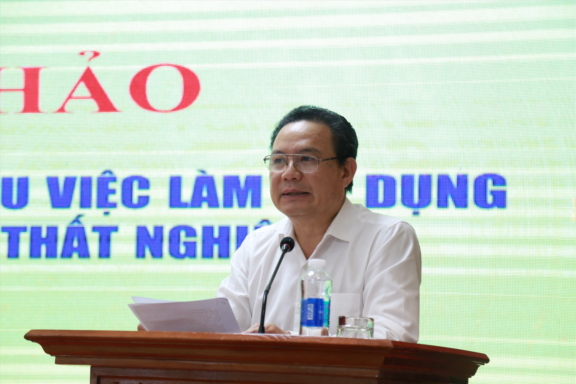 Thứ trưởng Bộ Lao động - Thương binh và Xã hội Lê Văn Thanh phát biểu tại hội thảo. Ảnh: Lương Hạnh.