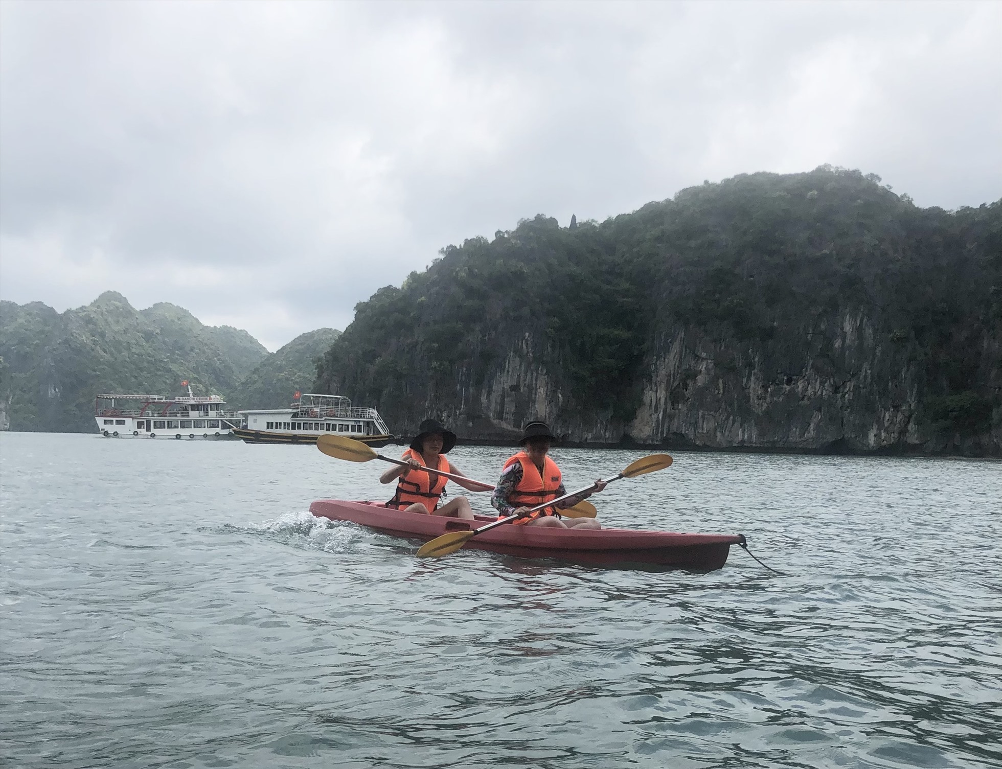 Du khách chèo thuyền kayak tham quan vịnh Lan Hạ.