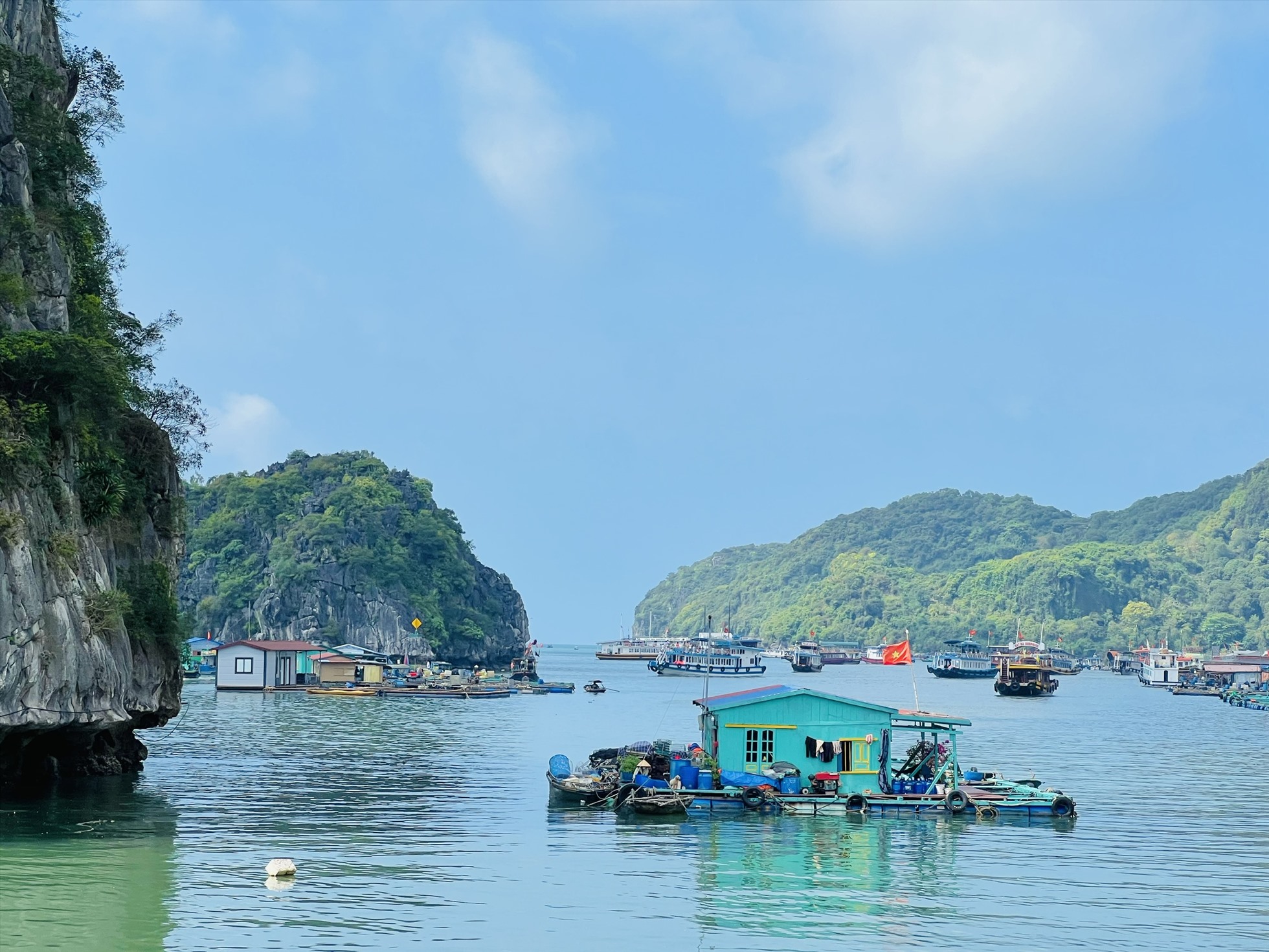 Ngôi nhà bình dị của những người ngư dân chân chất sinh sống trên vịnh.