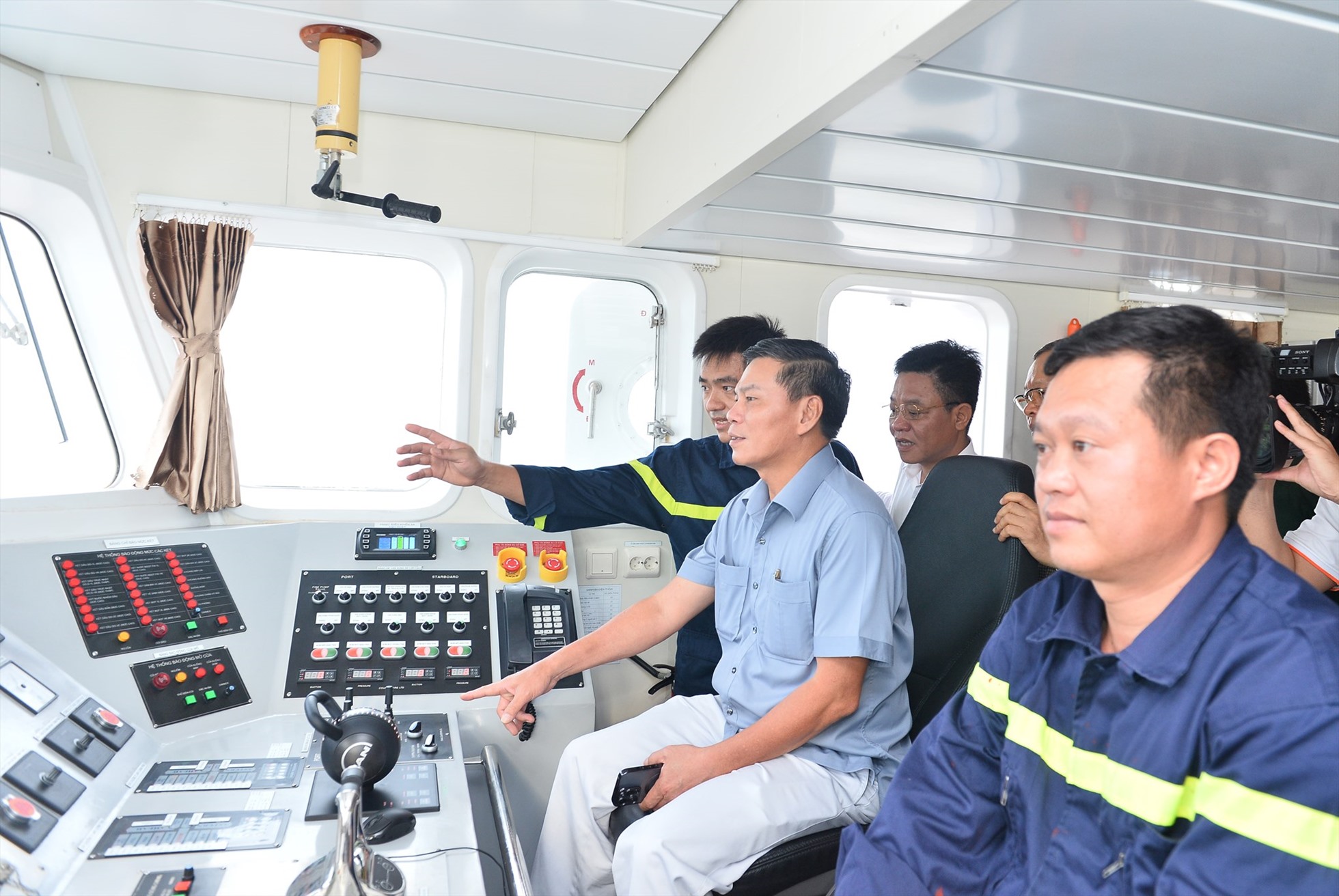Chủ tịch UBND thành phố Nguyễn Văn Tùng kiểm tra tại khu vực buồng lái của Tàu. Ảnh: Cổng TTĐT Hải Phòng