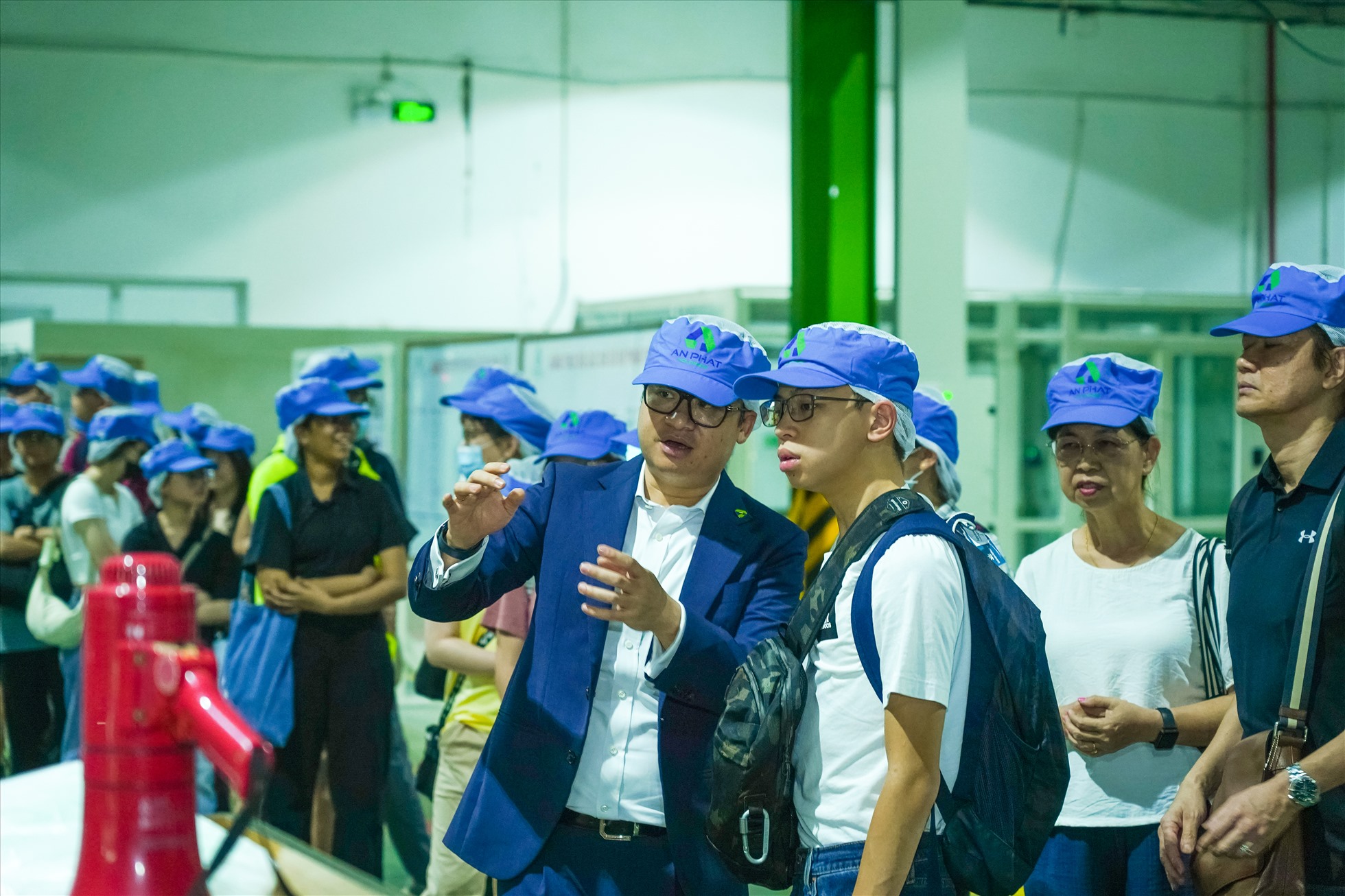 Ông Nguyễn Lê Thăng Long (trái) dẫn đoàn sinh viên Đại học Kinh tế Quốc dân và Trường Ngee Ann Polytechnic (Singapore) thăm nhà máy Nhựa An Phát Xanh. Ảnh: An Phát