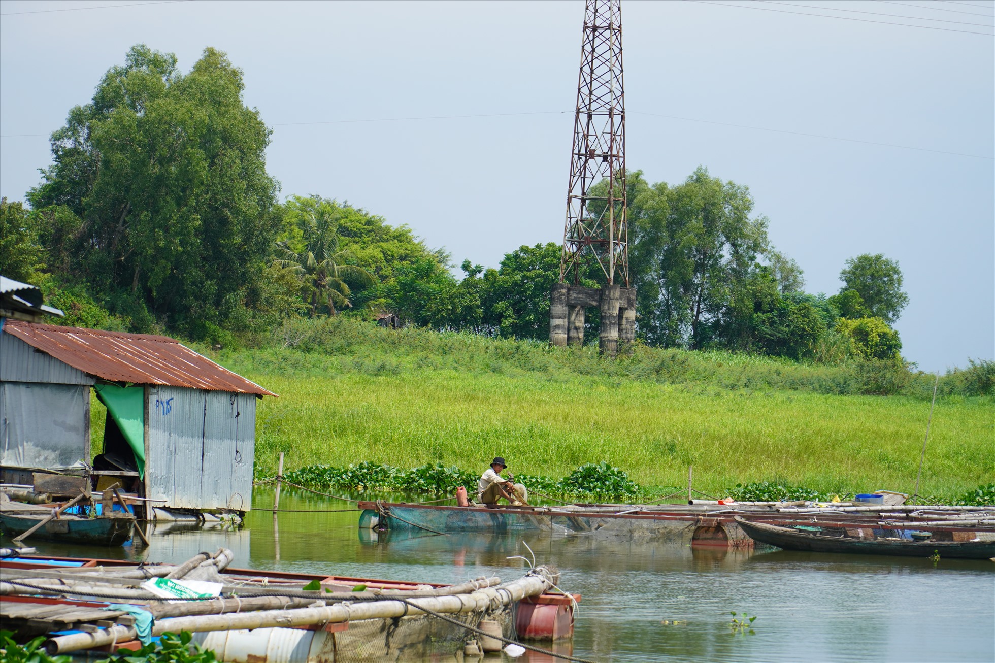Cuộc sống người dân làng bè trên hồ Trị An. Ảnh: Hà Anh Chiến
