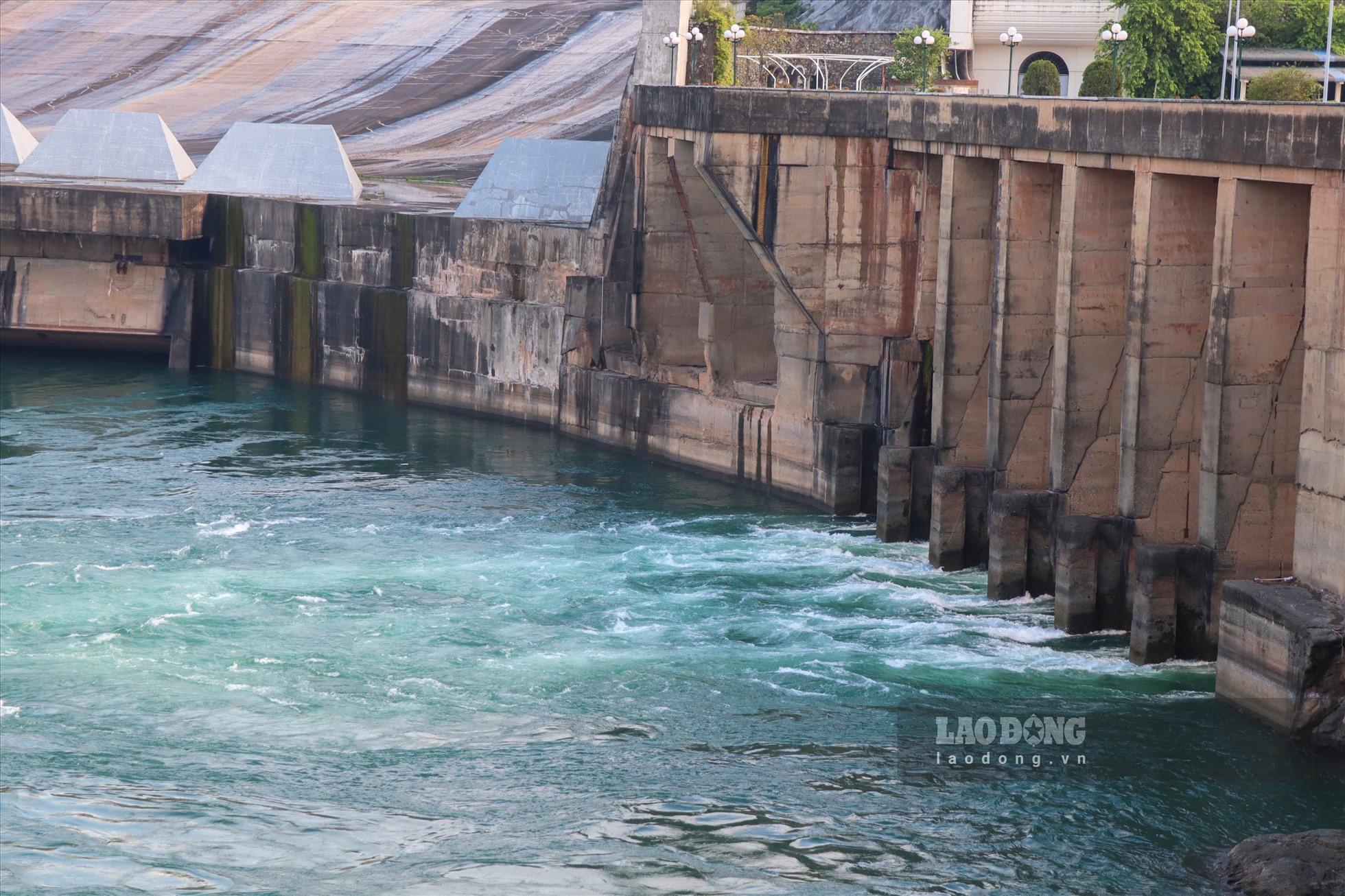 Tại Thủy điện Hòa Bình, các cửa xả nước có dòng chảy xiết, tạo ra nhiều bọt khí, lượng lớn hơn nhiều so với thời điểm PV ghi nhận trước đó (ngày 12.6).