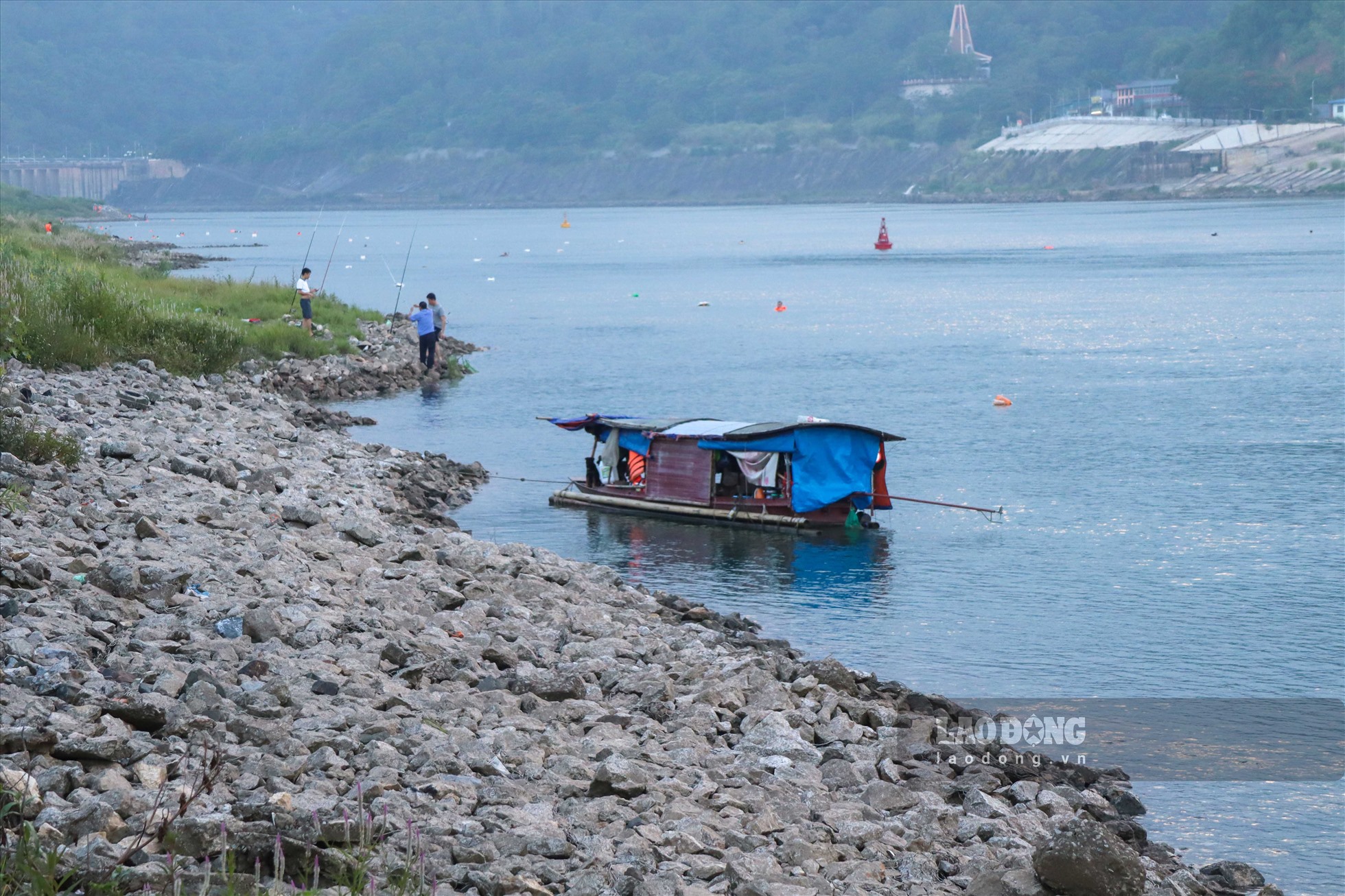 Người dân sống xung quanh dòng sông Đà vui mừng, phấn khởi khi thấy mỗi ngày nước lại dâng cao hơn hôm trước một chút. Những hoạt động của người dân như câu cá, tắm sông lại diễn ra bình thường.