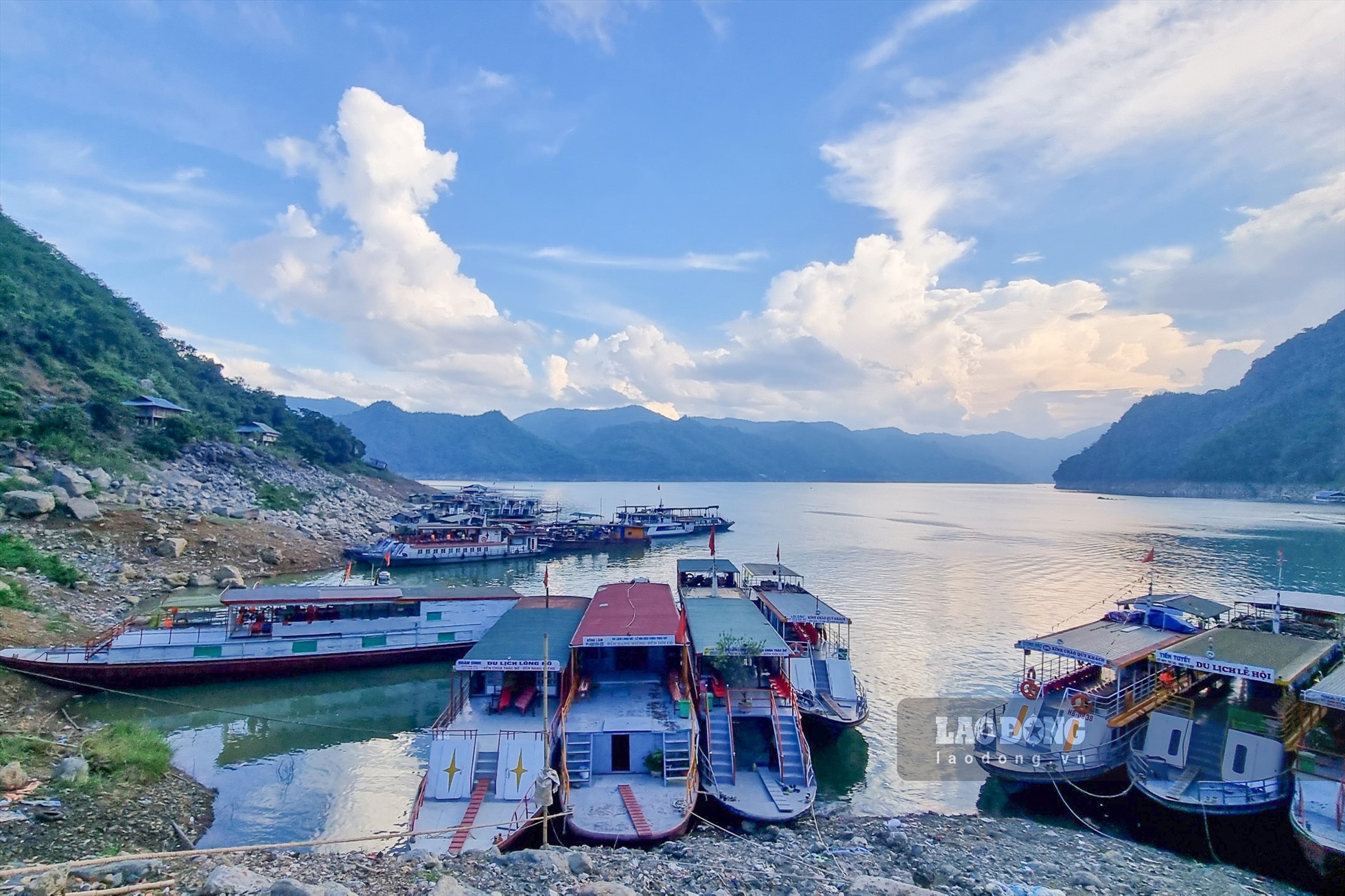 Bà Bùi Thị Hoa (45 tuổi, người dân tại cảng Bích Hạ) cho hay: “Mực nước của lòng hồ so với trước đó đã tăng lên, nhận thấy rõ nhất là sau các trận mưa”.