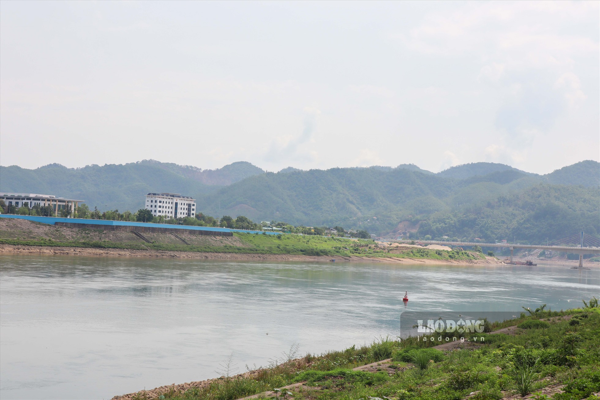 Dọc dòng sông Đà, không còn xuất hiện các còn cát, sỏi nhô lên giữa dòng sông. Cầu Hòa Bình 1 cũng không bị lộ rõ những mố chân cầu.