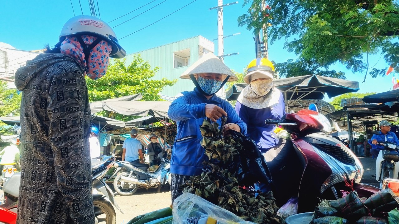 Bà Trần Thị Thọ, tiểu thương chợ Tam Kỳ cho biết, giá bán đến tay người tiêu dùng là 25 nghìn đồng/chục bánh, rẻ hơn so với mọi năm. Ảnh Hoàng Bin