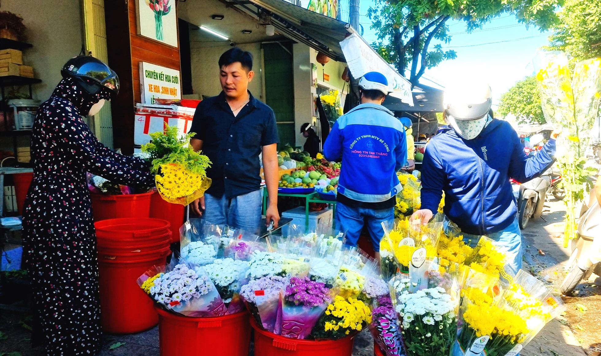 Một chủ cửa hàng hoa, trái cây ở chợ Thương mại TP. Tam Kỳ cho biết, nhiều mặt hàng hoa quả có giá bán rẻ hơn so với dịp Tết Đoan Ngọ những năm trước. như 1 bó hoa cúc lưới chỉ còn 50.000/bó so với giá 70.000 - 90.000/bó các năm trước.