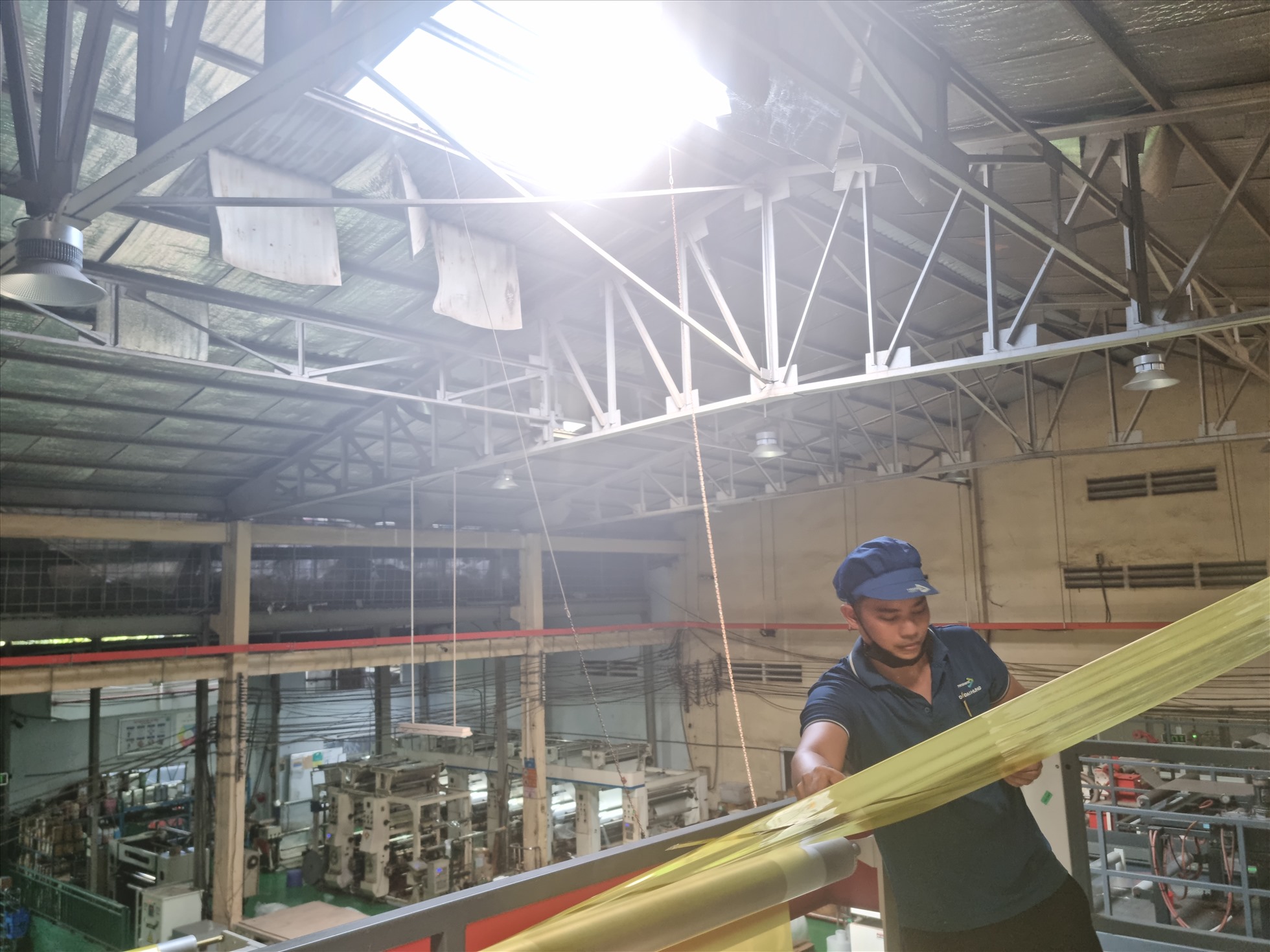 Doanh nghiệp tại TP Hồ Chí Minh trổ khoảng không trên mái nhà xưởng sử dụng ánh sáng, gió tự nhiên để tiết kiệm điện. Ảnh: Nam Dương