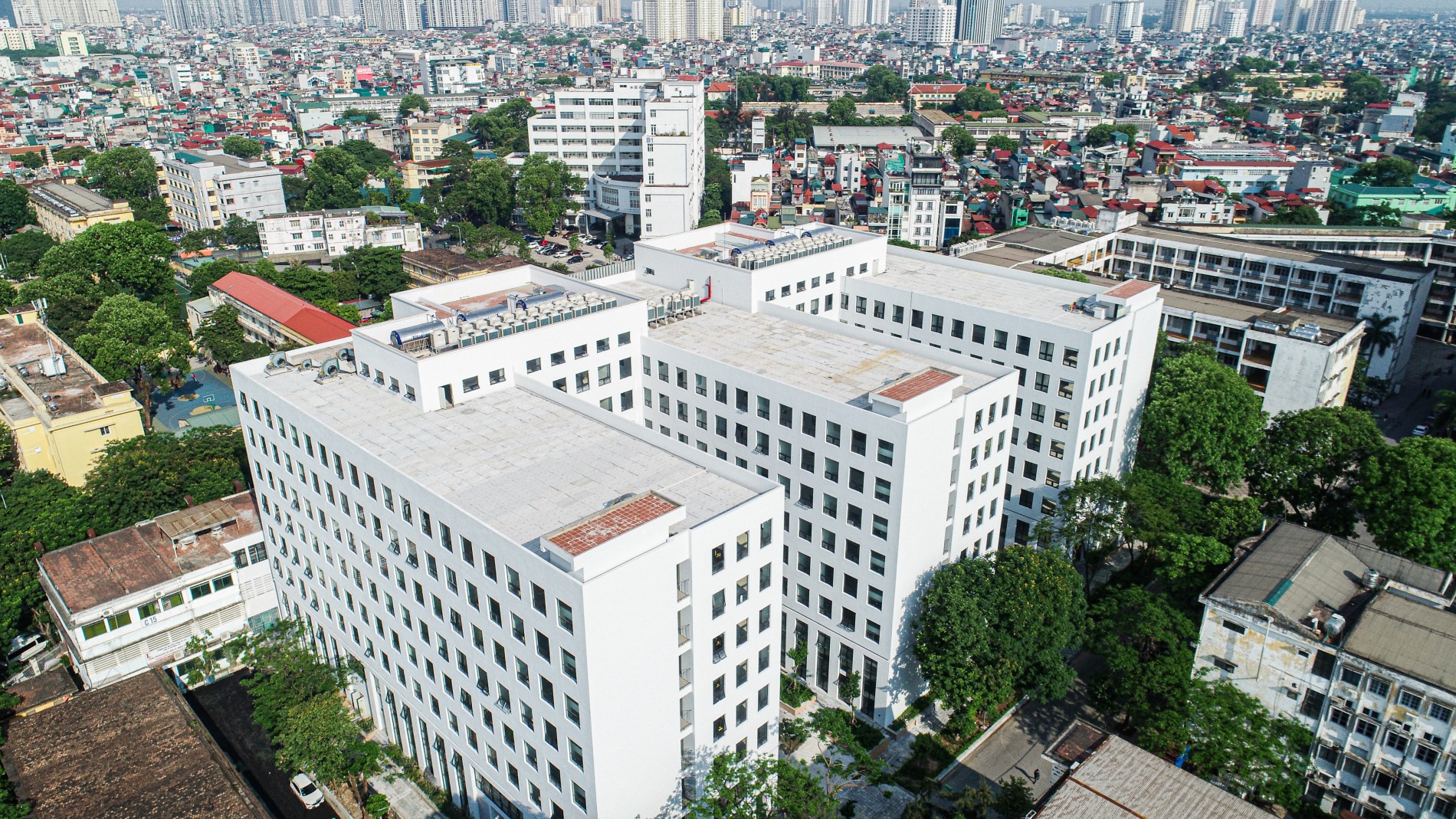 Tòa nhà C7, Đại học Bách khoa Hà Nội nhìn từ trên cao. Ảnh: Trung Dũng