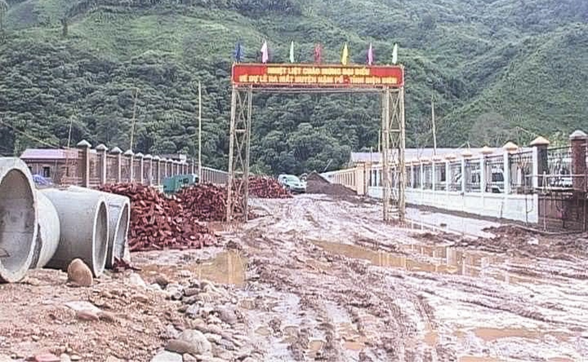 Tháng 6.2013 huyện Nậm Pồ chính thức được thành lập và đi vào hoạt động trong điều kiện vô cùng khó khăn, thiếu thốn. Ảnh: Thanh Hải