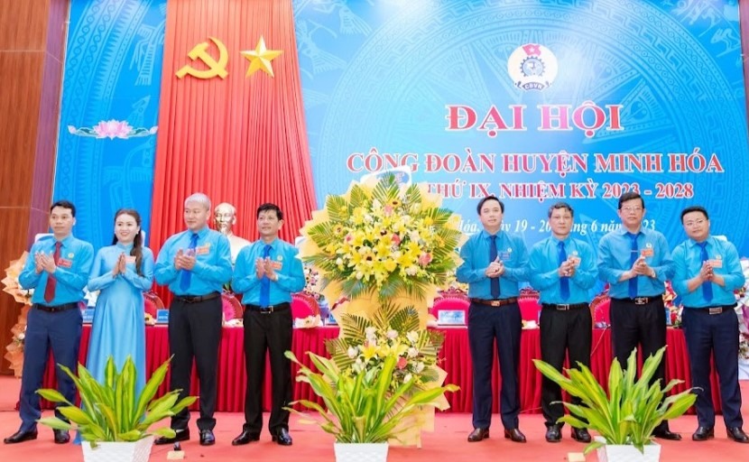 Chủ tịch LĐLĐ tỉnh Quảng Bình Phạm Tiến Nam tặng hoa chúc mừng Ban Chấp hành khóa mới. Ảnh: Lê Phi Long