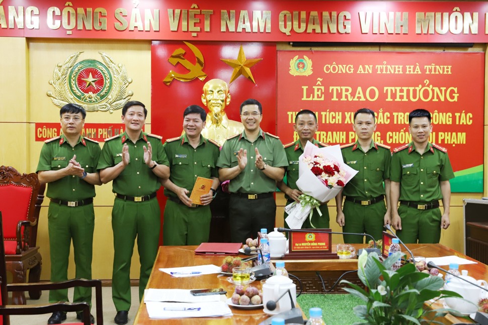 Giám đốc Công an tỉnh Hà Tĩnh khen thưởng Công an Thành phố Hà Tĩnh đã phá được chuyên án lớn. Ảnh Công an cung cấp.