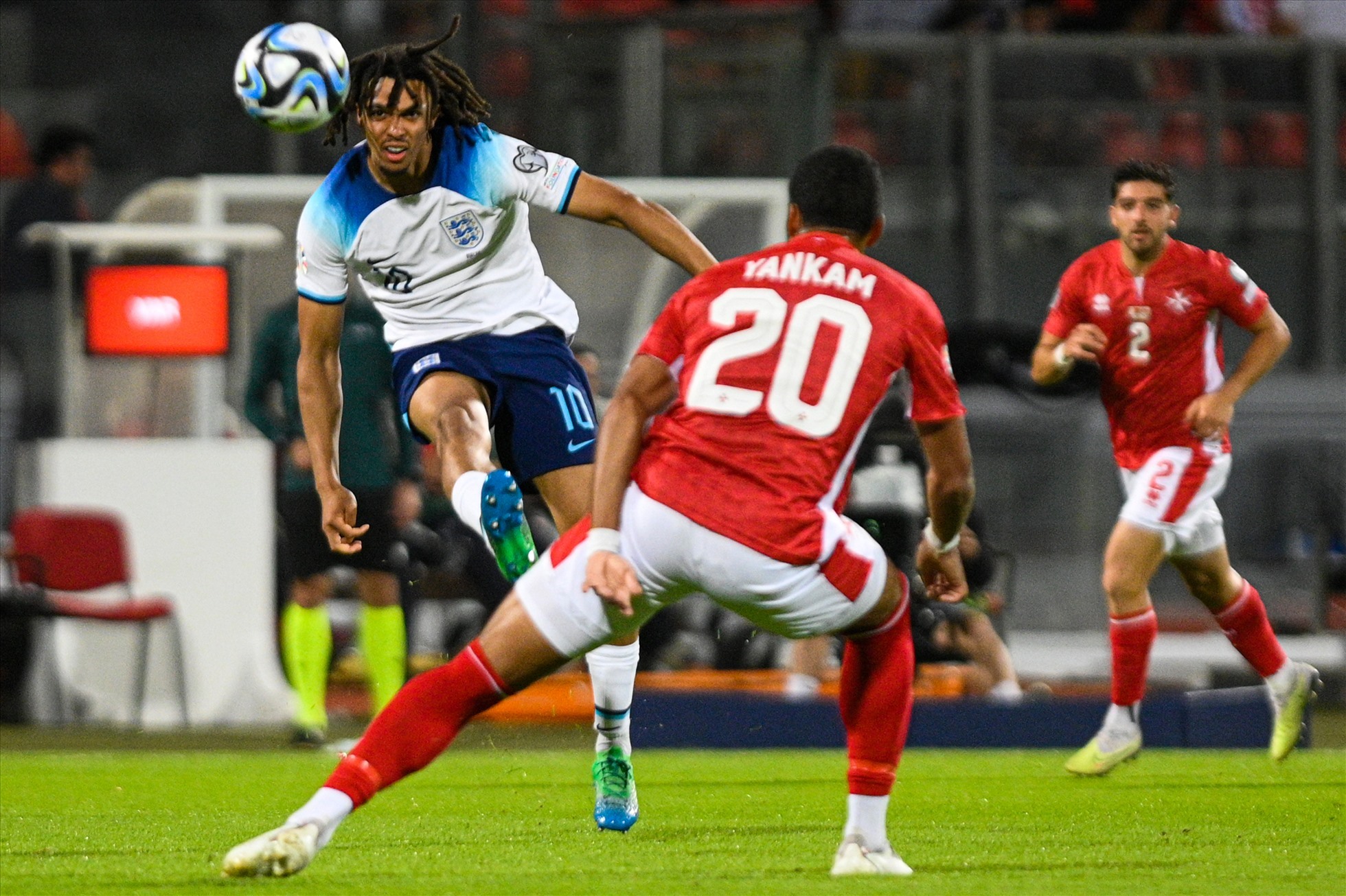 Alexander-Arnold trưởng thành hơn trong màu áo tuyển Anh khi được đá tiền vệ. Ảnh: AFP