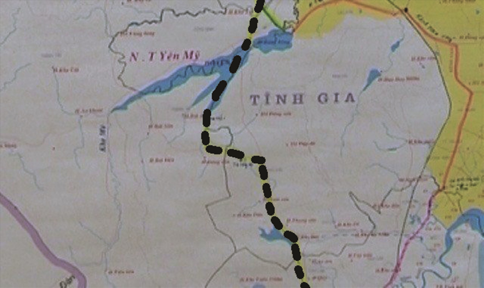 Sơ đồ đường ống dẫn nước thô từ hồ Yên Mỹ về hồ Đồng Chùa (đường nét đứt đậm). Ảnh: Thiên Vân