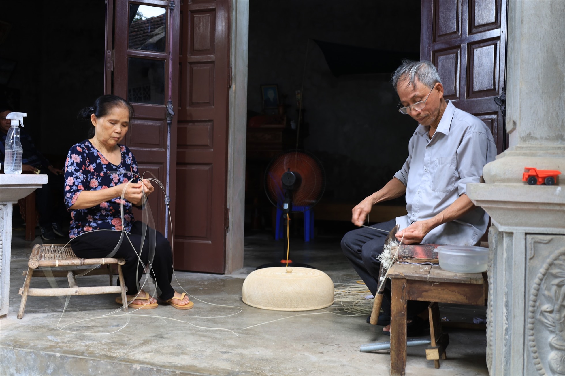 Chiếc lồng bàn làm thủ công bằng tay như được kết từ những sợi tơ. Ảnh: Nguyễn Thúy