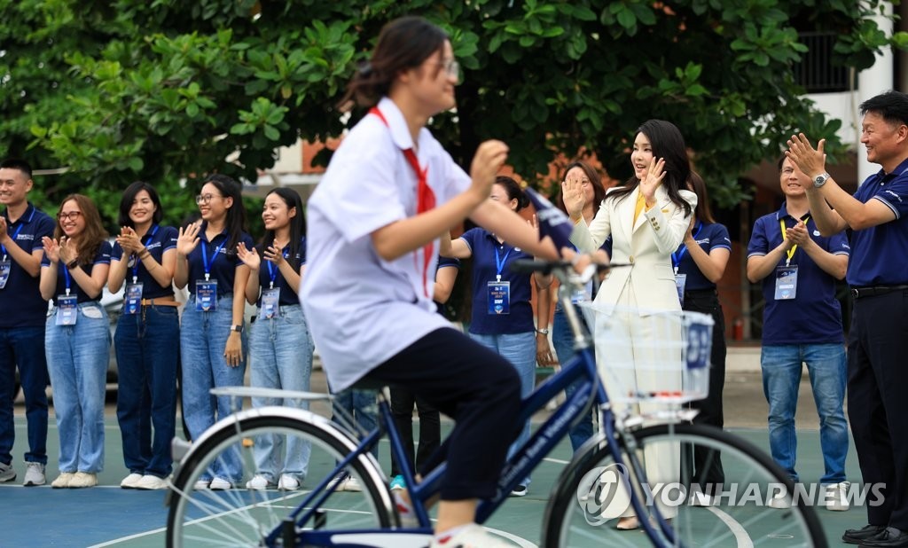 Đệ nhất phu nhân Hàn Quốc Kim Keon Hee dự sự kiện quyên góp xe đạp cho trẻ em còn khó khăn ở Việt Nam. Ảnh: Yonhap