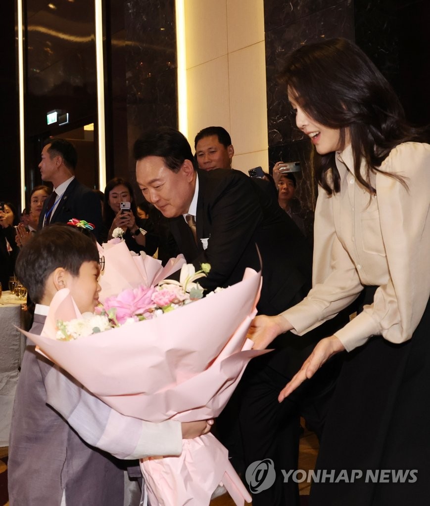 Tổng thống Hàn Quốc Yoon Suk Yeol và Phu nhân Kim Keon Hee trong cuộc gặp cộng đồng người Hàn Quốc. Ảnh: Yonhap
