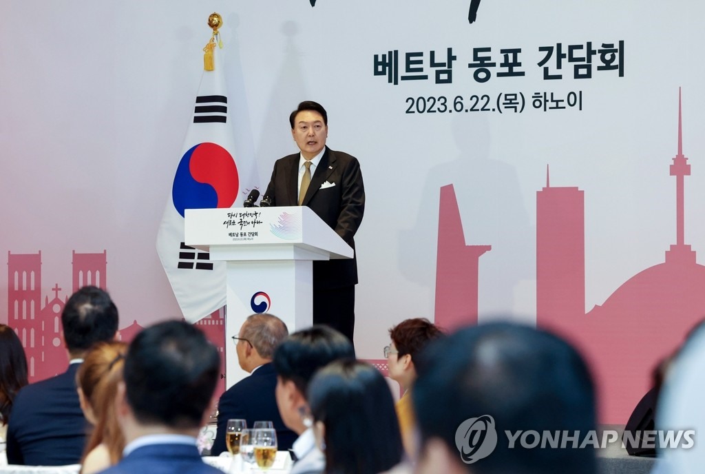 Tổng thống Yoon Suk Yeol gặp gỡ cộng đồng người Hàn Quốc tại Việt Nam. Ảnh: Yonhap