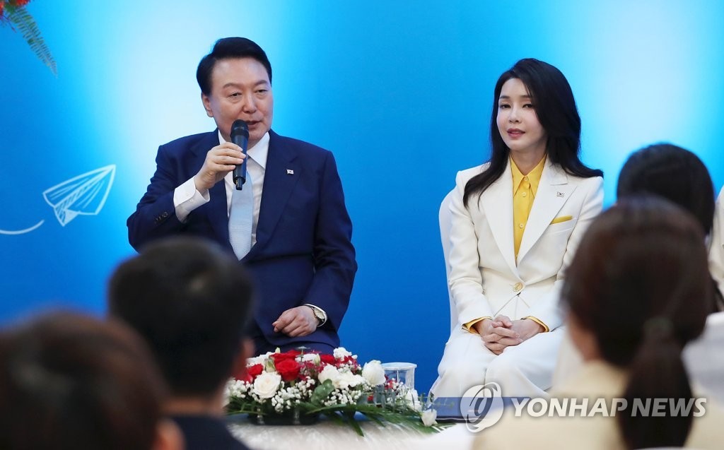 Tổng thống Hàn Quốc Yoon Suk Yeol và Phu nhân Kim Keon Hee đến thăm và nói chuyện với các sinh viên Khoa Ngôn ngữ và Văn hóa Hàn Quốc, Trường Đại học Ngoại ngữ (Đại học Quốc gia Hà Nội). Ảnh: Yonhap