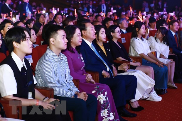 Tổng thống Hàn Quốc Yoon Suk Yeol cùng Phu nhân và Phó Chủ tịch nước Võ Thị Ánh Xuân dự chương trình. Ảnh: TTXVN