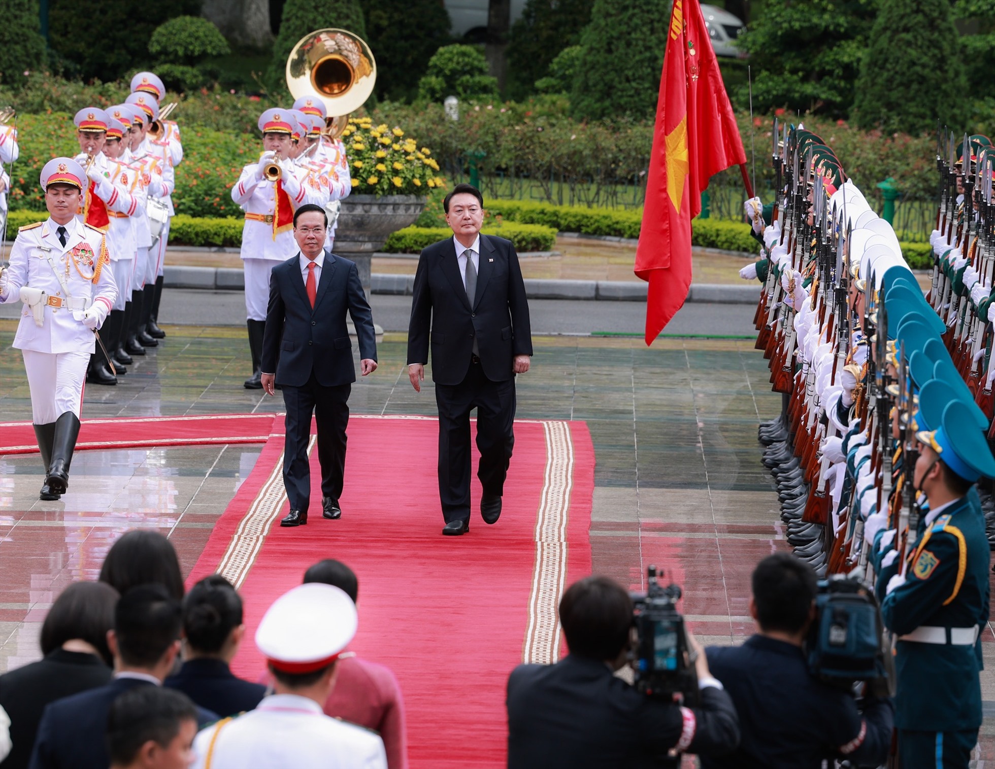 Chủ tịch nước Võ Văn Thưởng chủ trì lễ đón trọng thể Tổng thống Hàn Quốc Yoon Suk Yeol.