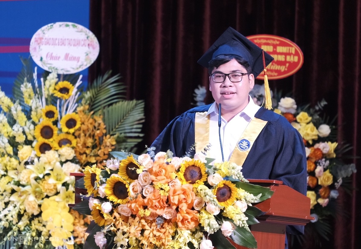 Không chỉ là thủ khoa đầu ra K69, Trịnh Quang Thạch cũng là sinh viên có số điểm cao nhất lịch sử khoa Địa lý, trường Đại học Sư phạm Hà Nội. Ảnh: Nhân vật cung cấp.