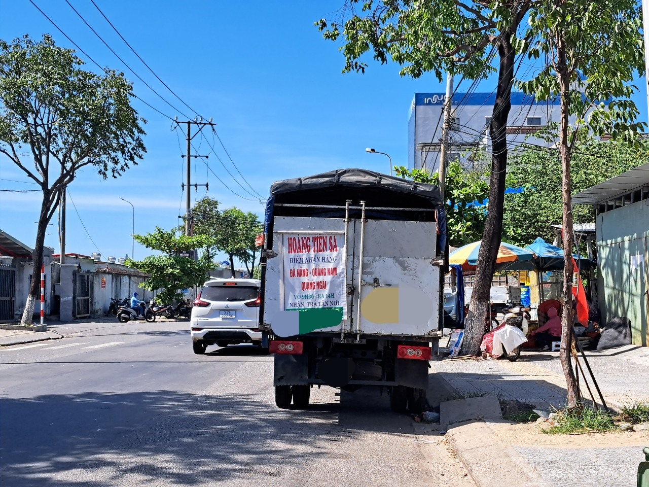 Xe dừng nhận chở hàng ngay trên đường Tú Mỡ, bên cạnh bến xe trung tâm TP Đà Nẵng. Ảnh: Nguyễn Linh