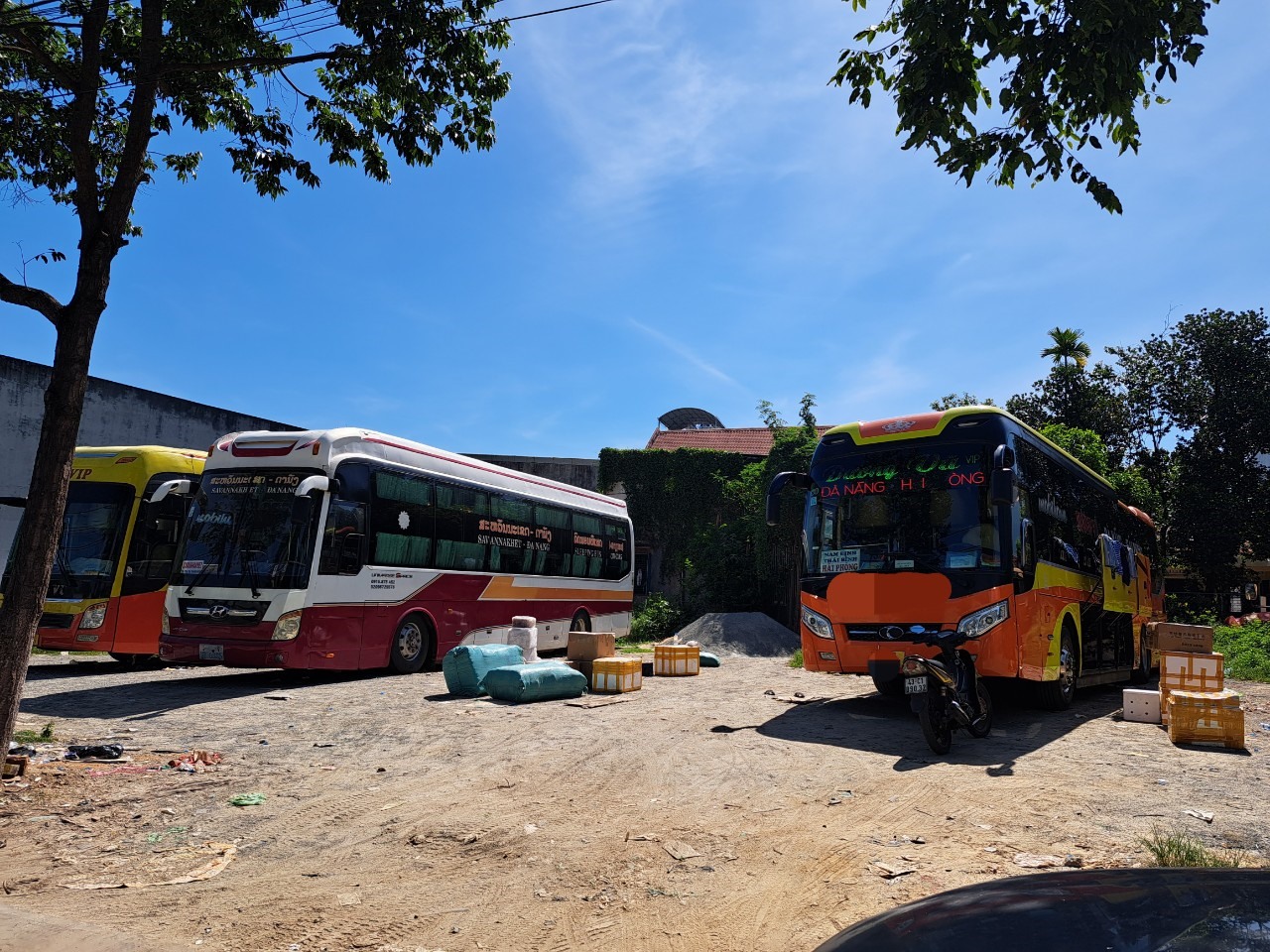 Các bãi đất trống gần bến xe trung tâm TP Đà Nẵng cũng được nhà xe tận dụng làm nơi xếp dỡ hàng hóa. Ảnh: Nguyễn Linh
