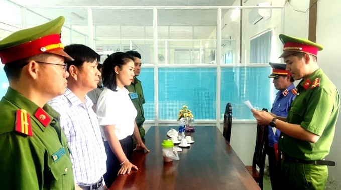 Cơ quan CSĐT Công an tỉnh Phú Yên thi hành Lệnh bắt bị can để tạm giam đối với Ngô Thị Thu Hằng. Ảnh: C. Duyên