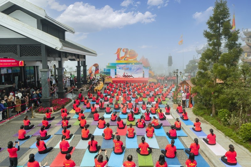 500 Yoga đồng diễn chào mặt trời Fansipan đầu năm 2023. Ảnh: Sun World Fansipan Legend