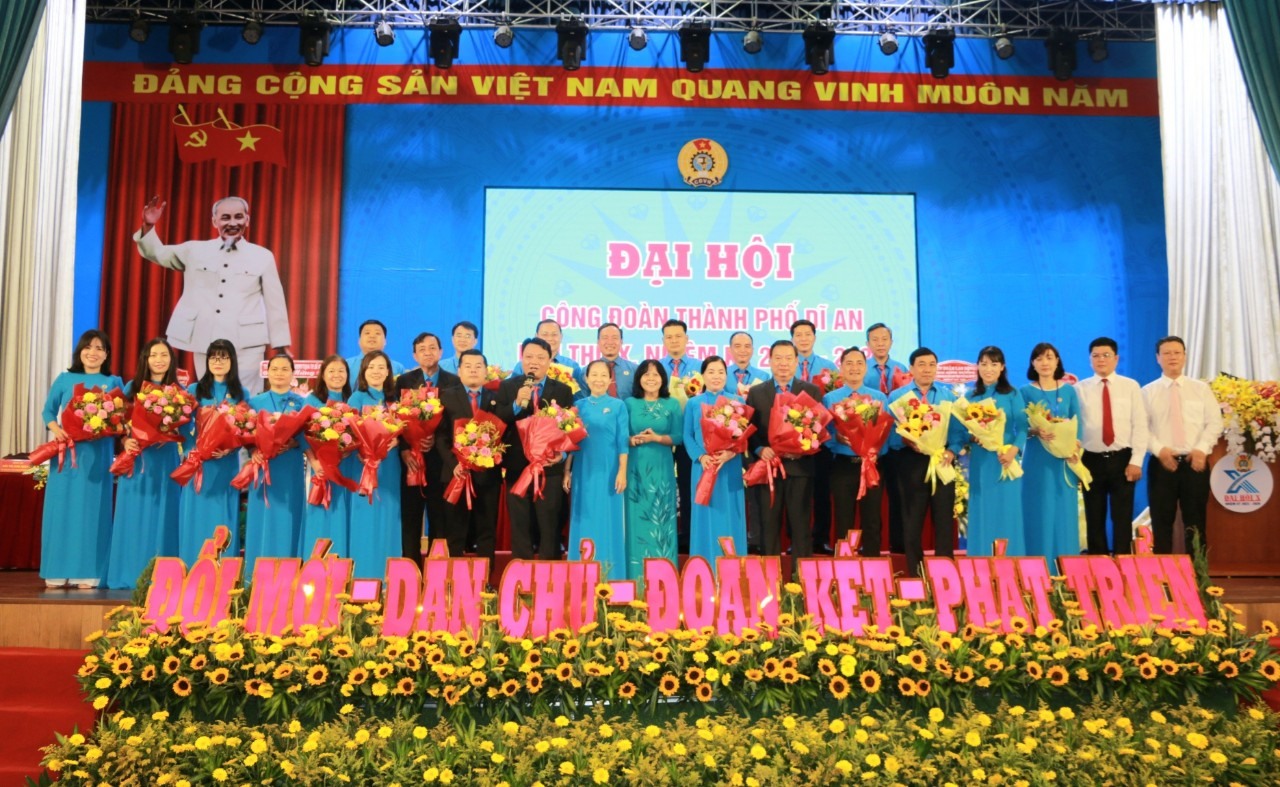 Lãnh đạo LĐLĐ tỉnh và Thành ủy Dĩ An tặng hoa chúc mừng các thành viên Ban Chấp hành Công đoàn thành phố Dĩ An nhiệm kỳ 2023 - 2028. Ảnh: Hoàng Trung