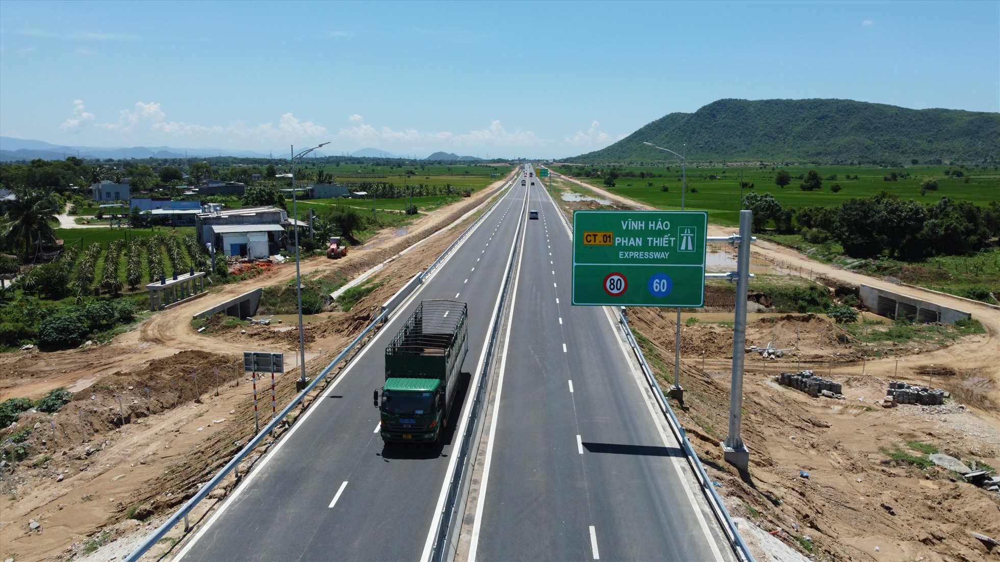 Khởi công tháng 9.2020, cao tốc Vĩnh Hảo - Phan Thiết có chiều dài 100,8 km, toàn tuyến đi qua tỉnh Bình Thuận. Đến ngày 19.5, cao tốc này được đưa vào vận hành, khai thác tuyến chính. Giai đoạn phân kì hiện nay với quy mô 4 làn xe, vận tốc thiết kế 80 km/h.