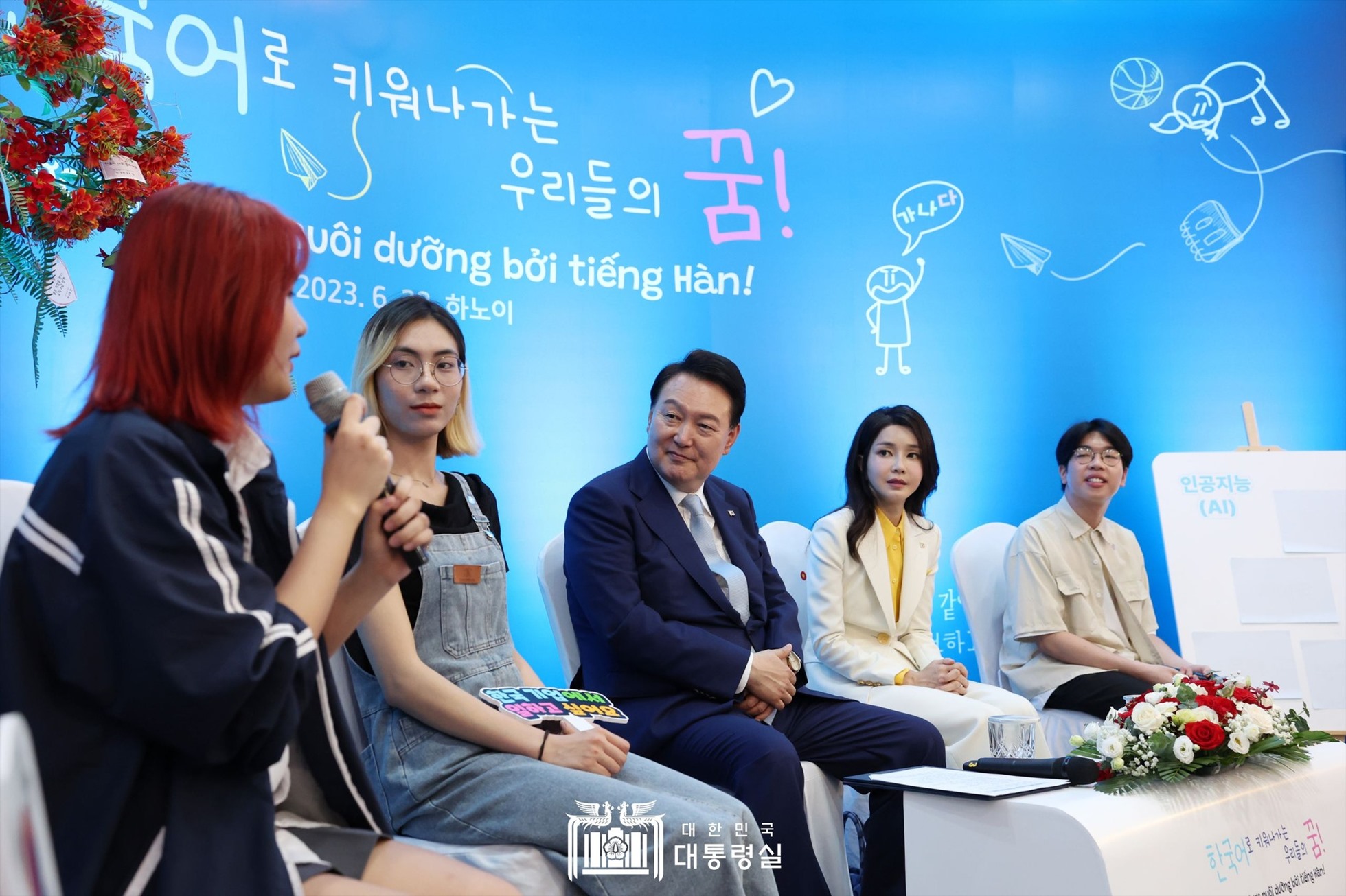 Tổng thống Hàn Quốc Yoon Suk Yeol và Phu nhân Kim Keon Hee đến thăm và nói chuyện với các sinh viên Khoa Ngôn ngữ và Văn hóa Hàn Quốc, Trường Đại học Ngoại ngữ (Đại học Quốc gia Hà Nội) ngày 22.6. Ảnh: Đại sứ quán Hàn Quốc