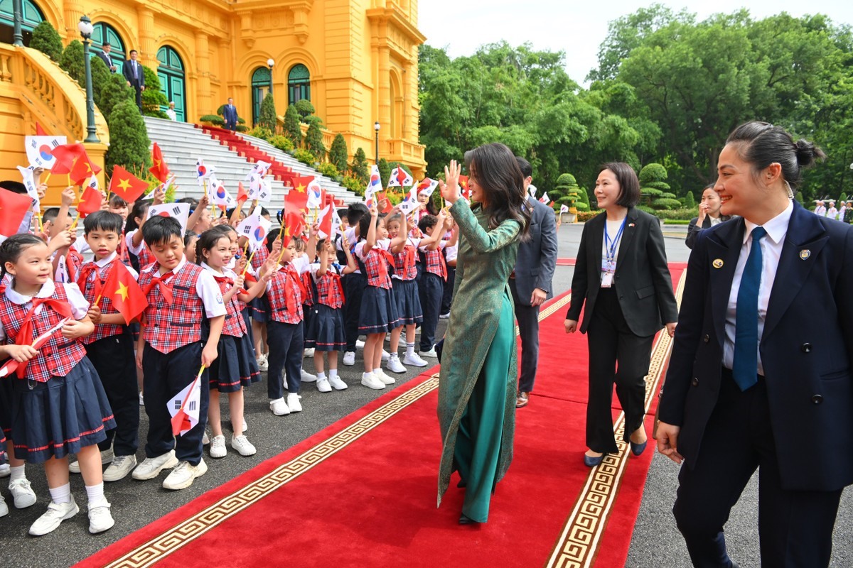 Bà Kim Keon Hee, Phu nhân Tổng thống Hàn Quốc với tà áo dài truyền thống của Việt Nam. Ảnh: Báo Chính phủ