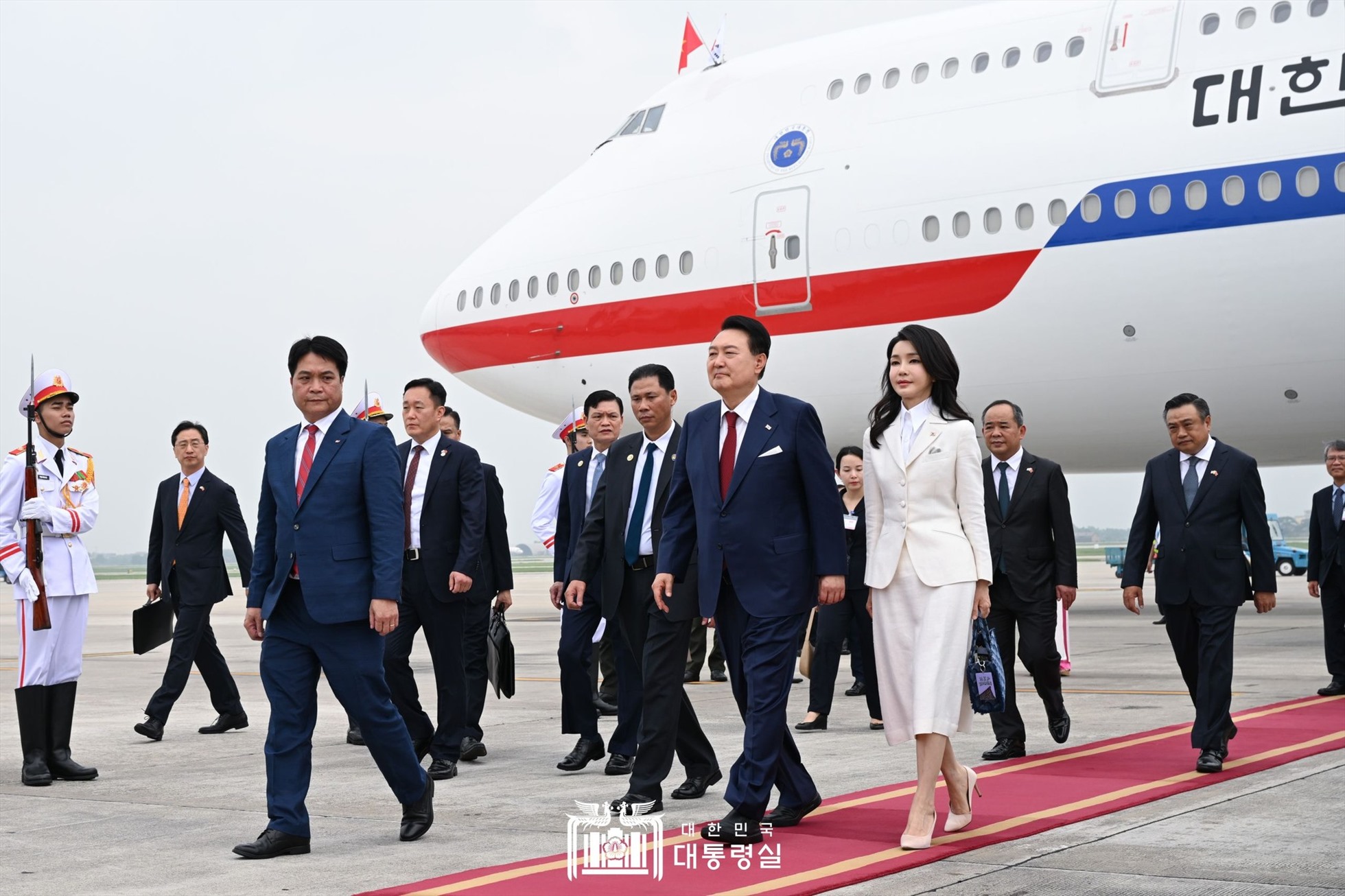 Tổng thống Hàn Quốc Yoon Suk Yeol và Phu nhân Kim Keon Hee tại sân bay quốc tế Nội Bài ngày 22.6. Tổng thống Hàn Quốc Yoon Suk Yeol và Phu nhân thăm cấp nhà nước tới Việt Nam từ ngày 22-24.6 theo lời mời của Chủ tịch nước Võ Văn Thưởng. Ảnh: Đại sứ quán Hàn Quốc