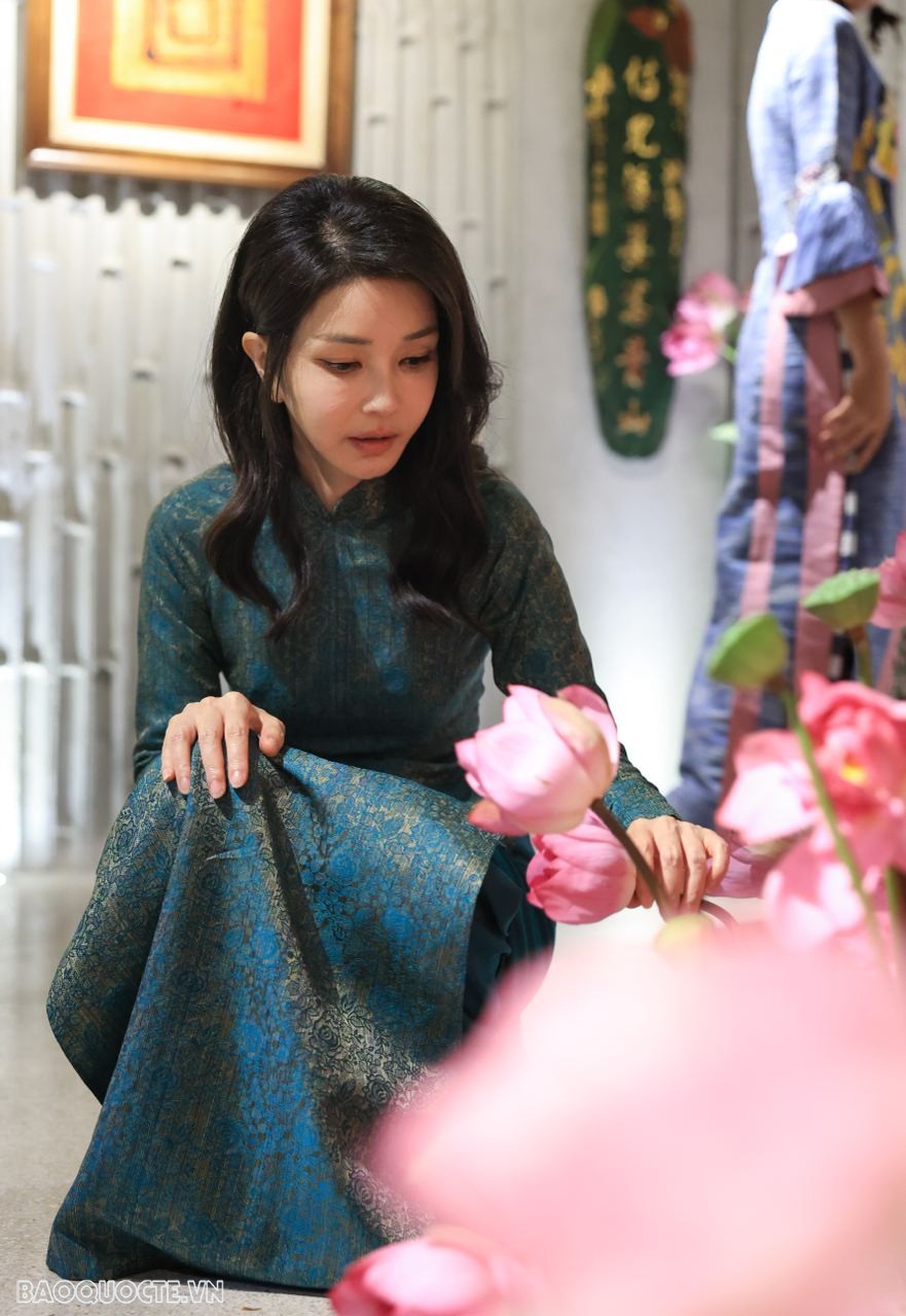 Đệ nhất phu nhân Hàn Quốc Kim Keon Hee ấn tượng với hình ảnh hoa sen và trà sen của Việt Nam. Ảnh: Báo Quốc tế/Bộ Ngoại giao