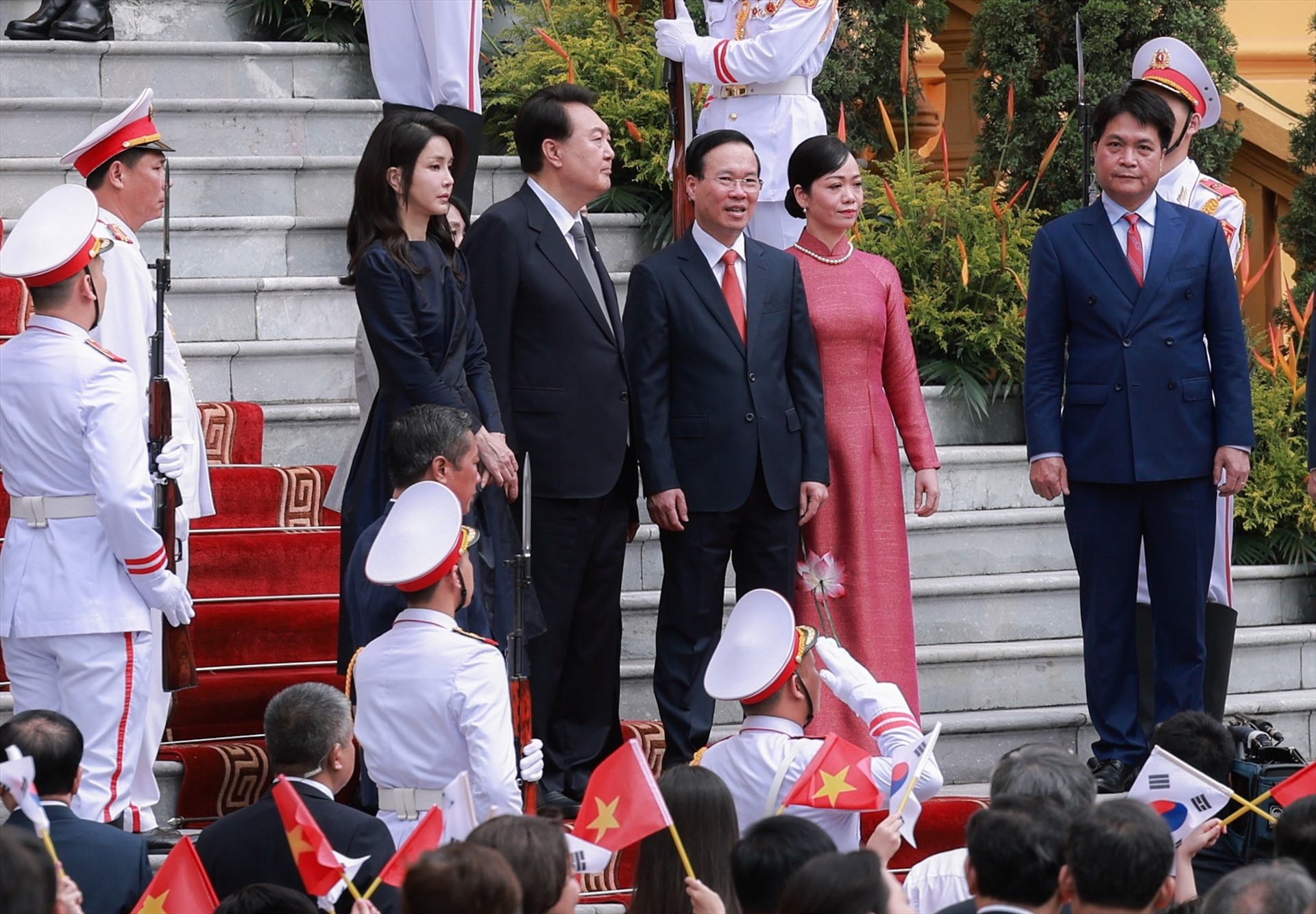 Chủ tịch nước Võ Văn Thưởng và Phu nhân cùng Tổng thống Hàn Quốc Yoon Suk Yeol và Phu nhân tại Phủ Chủ tịch. Ảnh: Hải Nguyễn